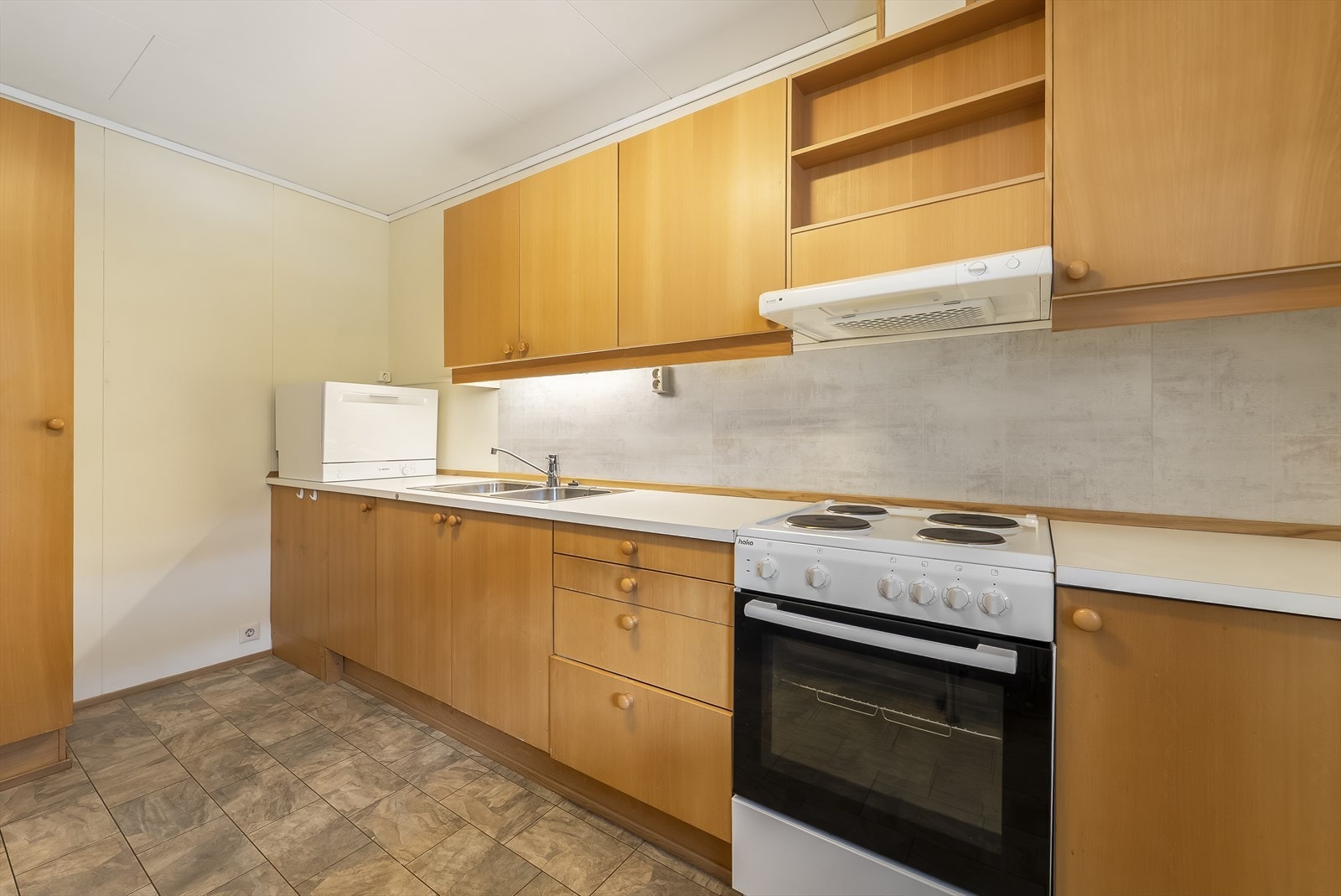 Komfyr og oppvaskmaskin på benk medfølger. Galleribilde