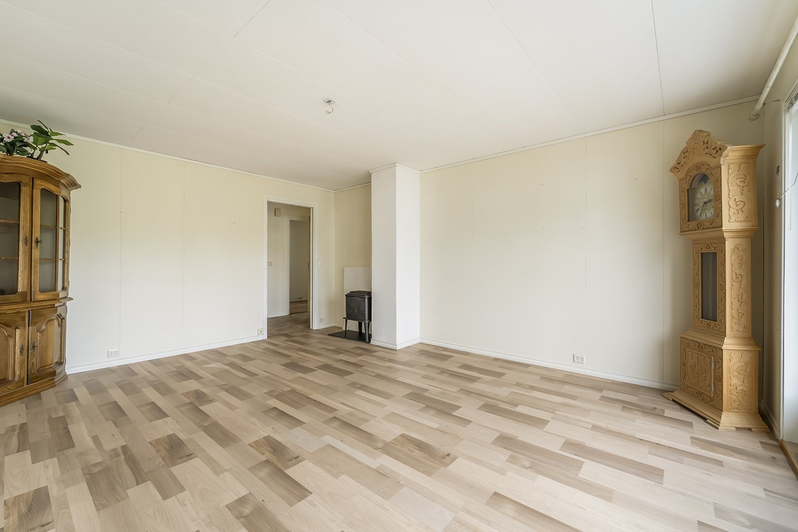 Lys og trivelig stue med gode vindusflater som slipper godt med lys inn. Vedovn. Galleribilde