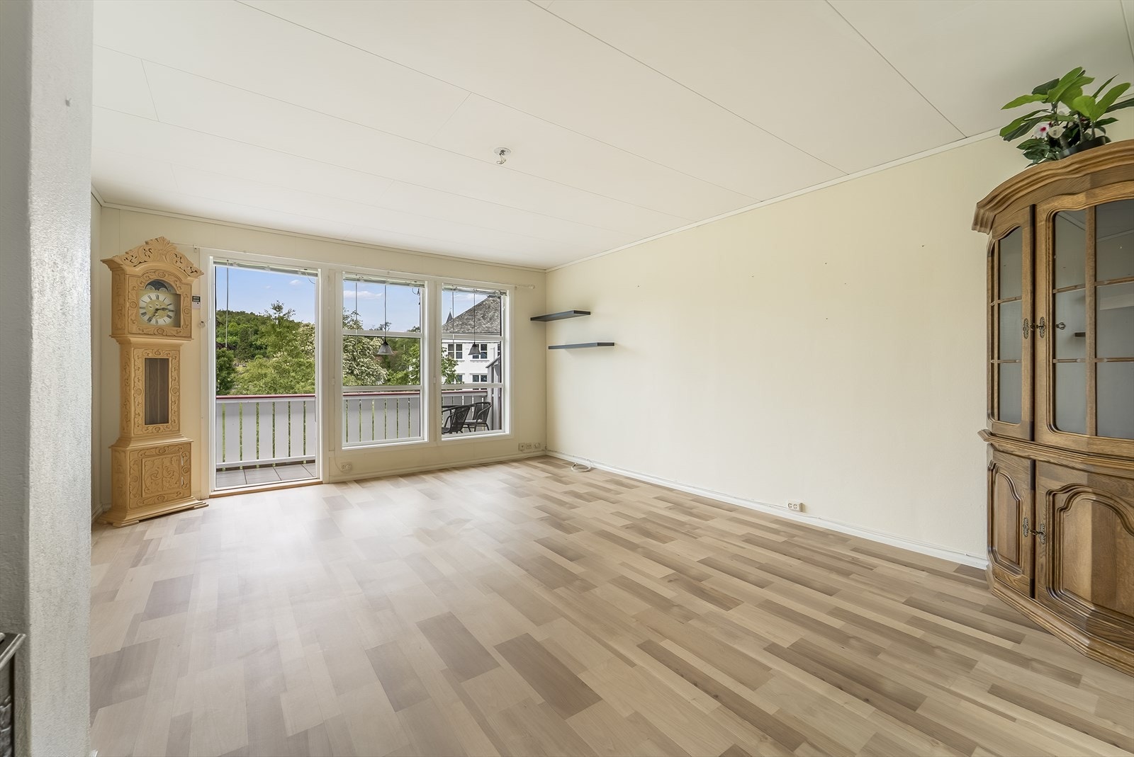 Fra stua er det utgang til en solrik balkong. Galleribilde