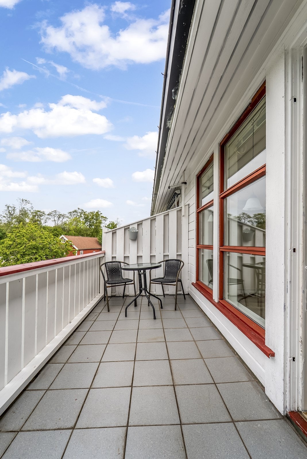 Plass på balkongen til utemøblement. Galleribilde