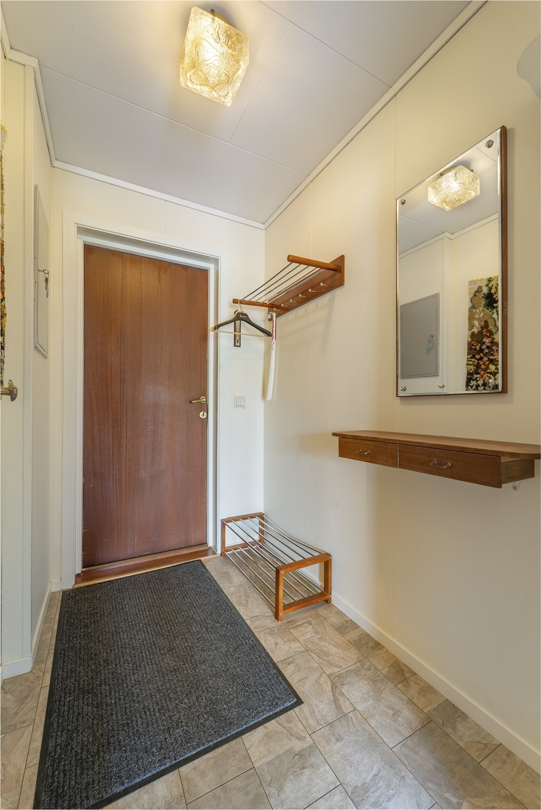 Inngangsparti med avkledningsplass. Galleribilde