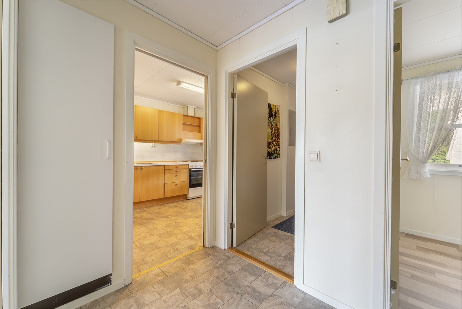 Mellomgang med adkomst til kjøkken, bad, begge soverom og stue. Galleribilde