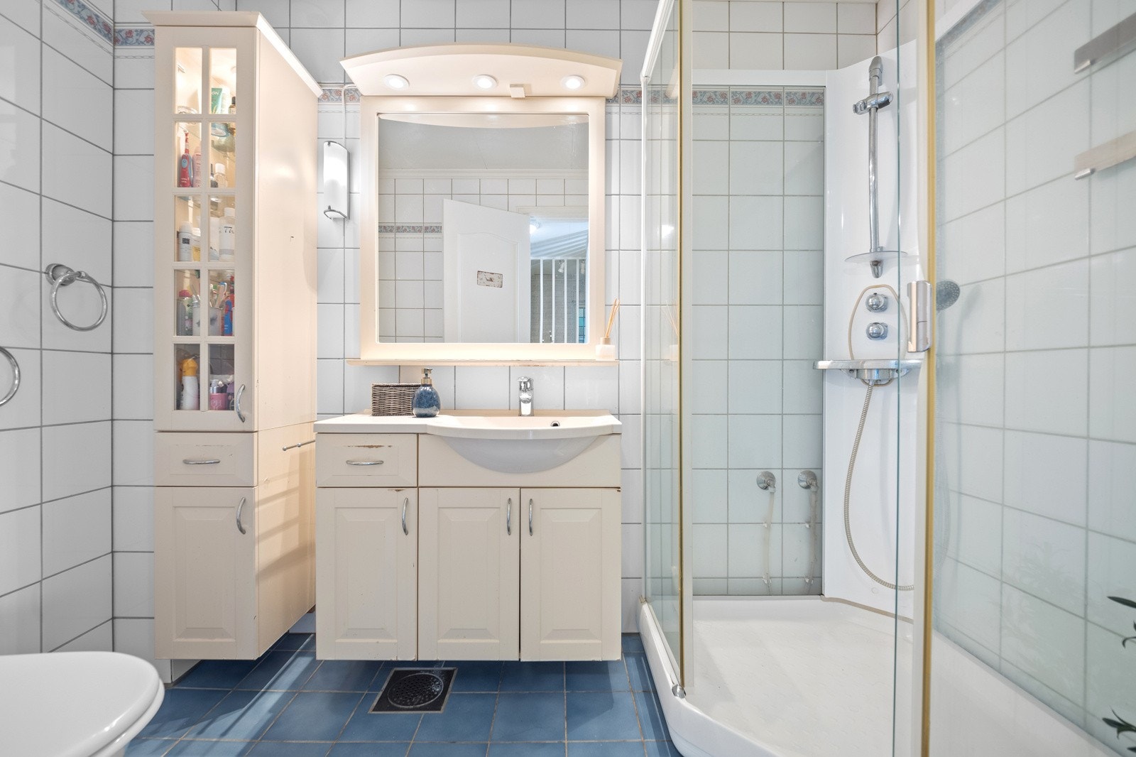 Badet er bestående av baderomsinnredning, toalett, servant og dusjkabinett Galleribilde