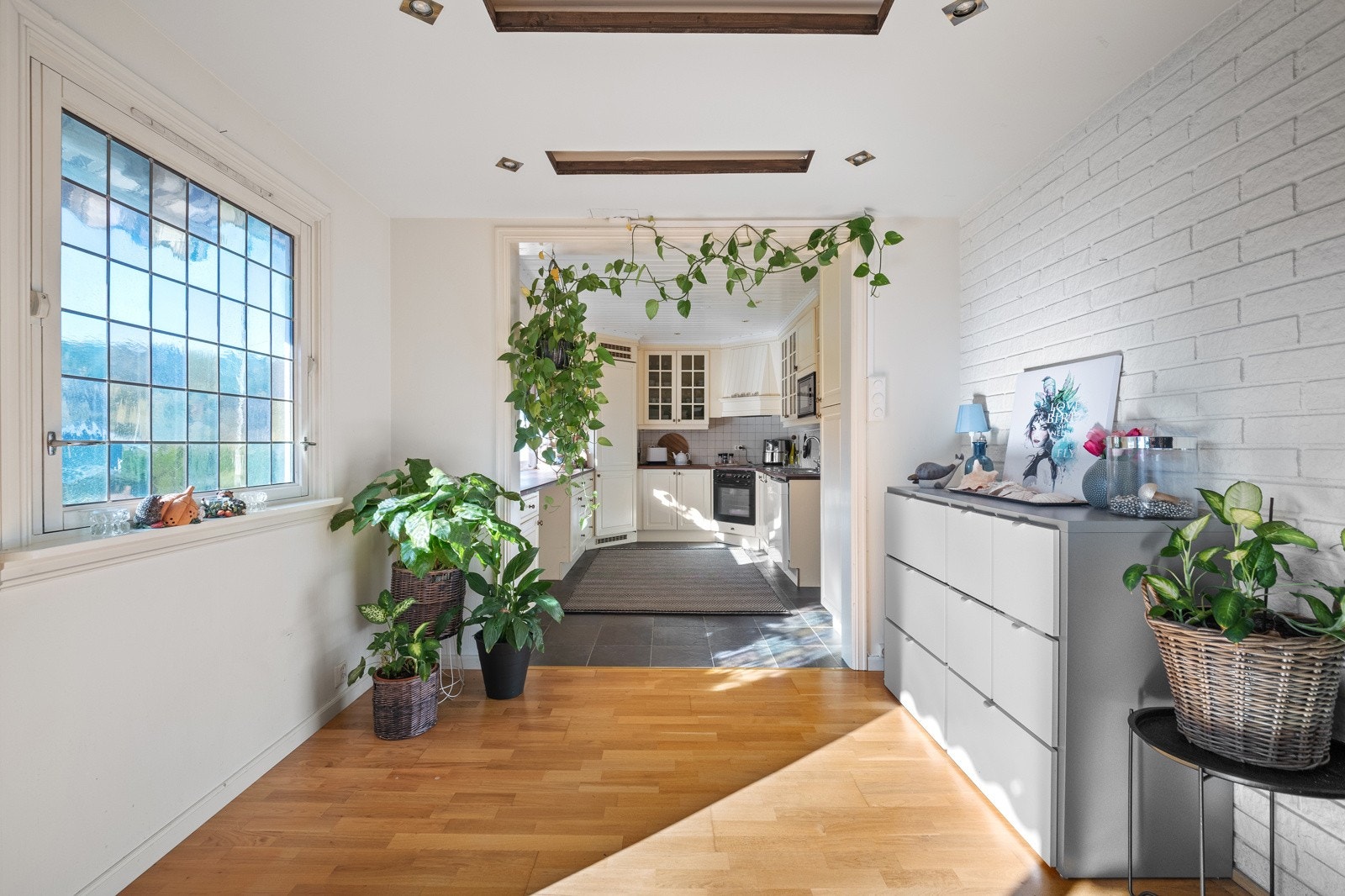 Videre inn fra spisestuen ligger kjøkkenet Galleribilde