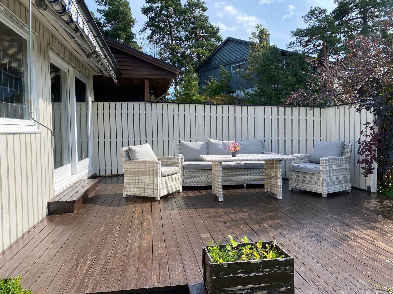 Terrassen ligger solrikt til med utsikt utover egen hage Galleribilde