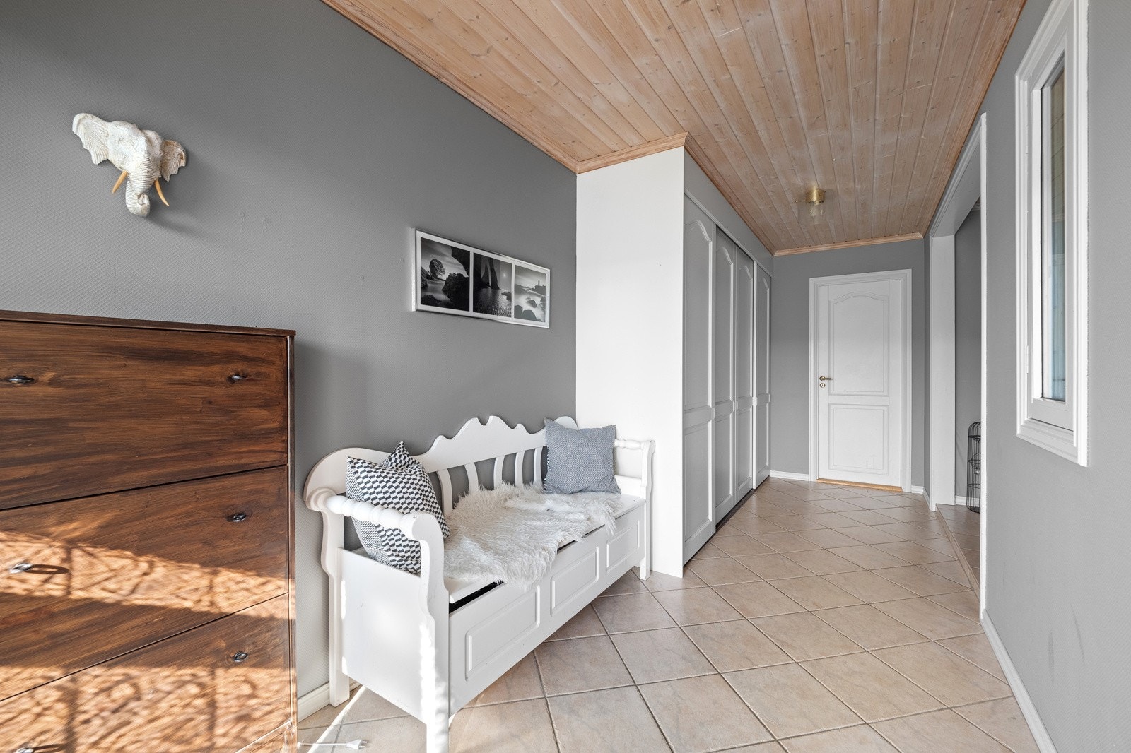 Her har du godt med plass til oppbevaring av yttertøy og sko i garderobeskap Galleribilde