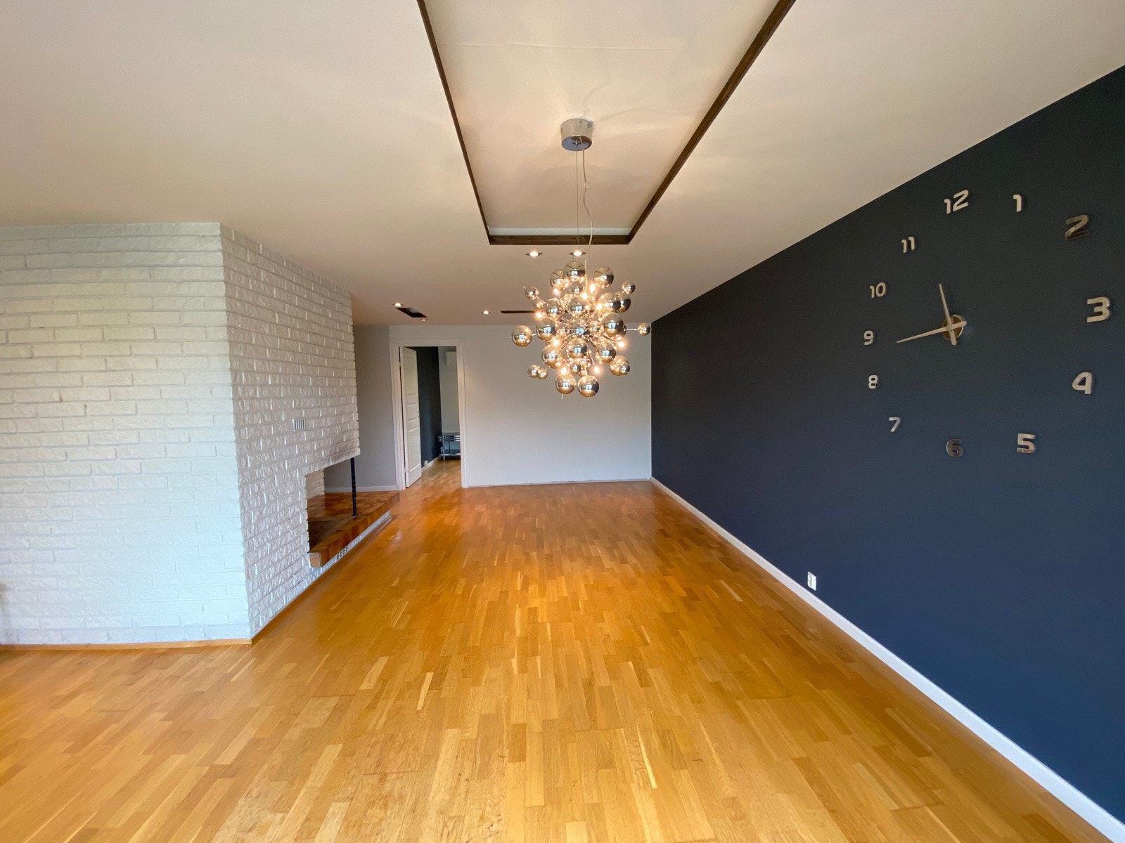 Videre inn fra stuen ligger et av boligens soverom Galleribilde