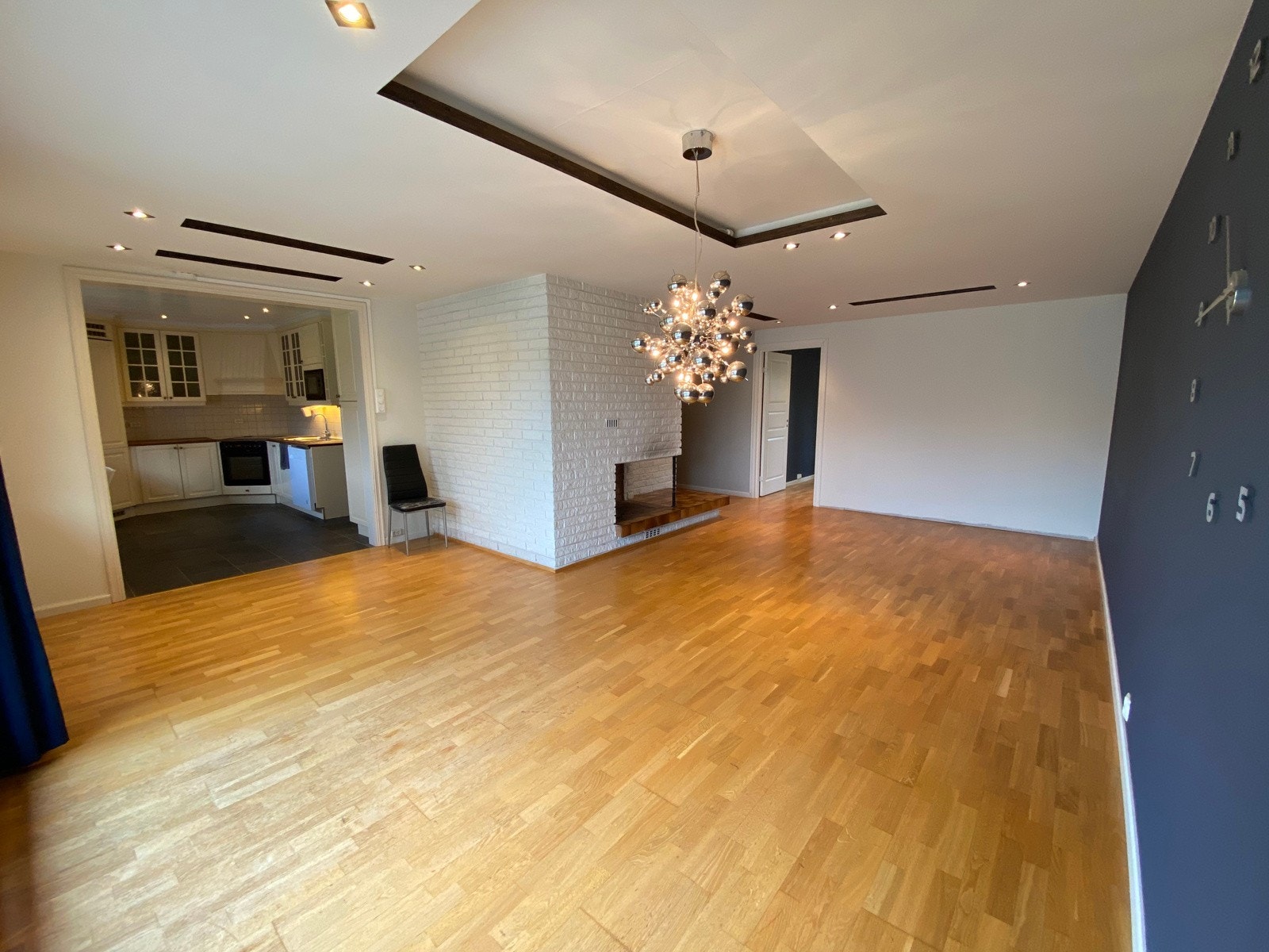 I stuen er montert peis som sørger for en lun og god varme på de kjølige dagene Galleribilde