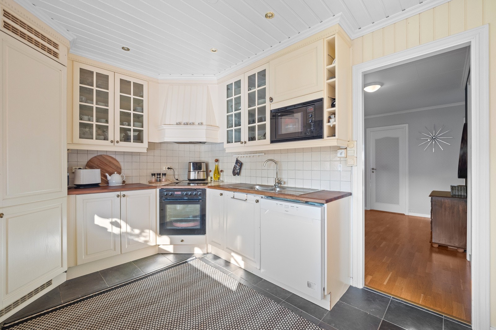 Integrerte hvitevarer som blant annet kjølehjørne i høyskap Galleribilde