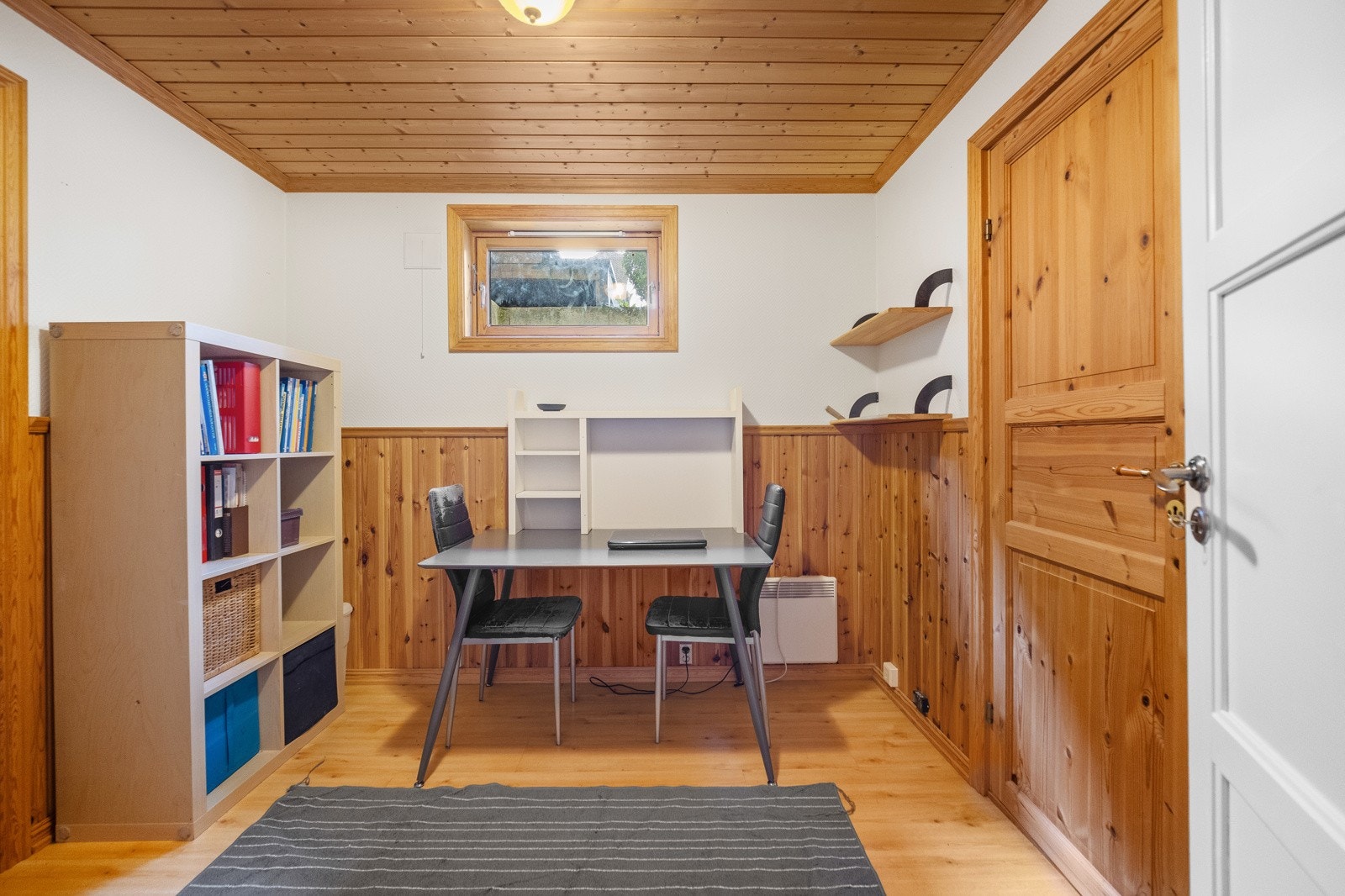 Kontor - Matbod inn døren til høyre Galleribilde