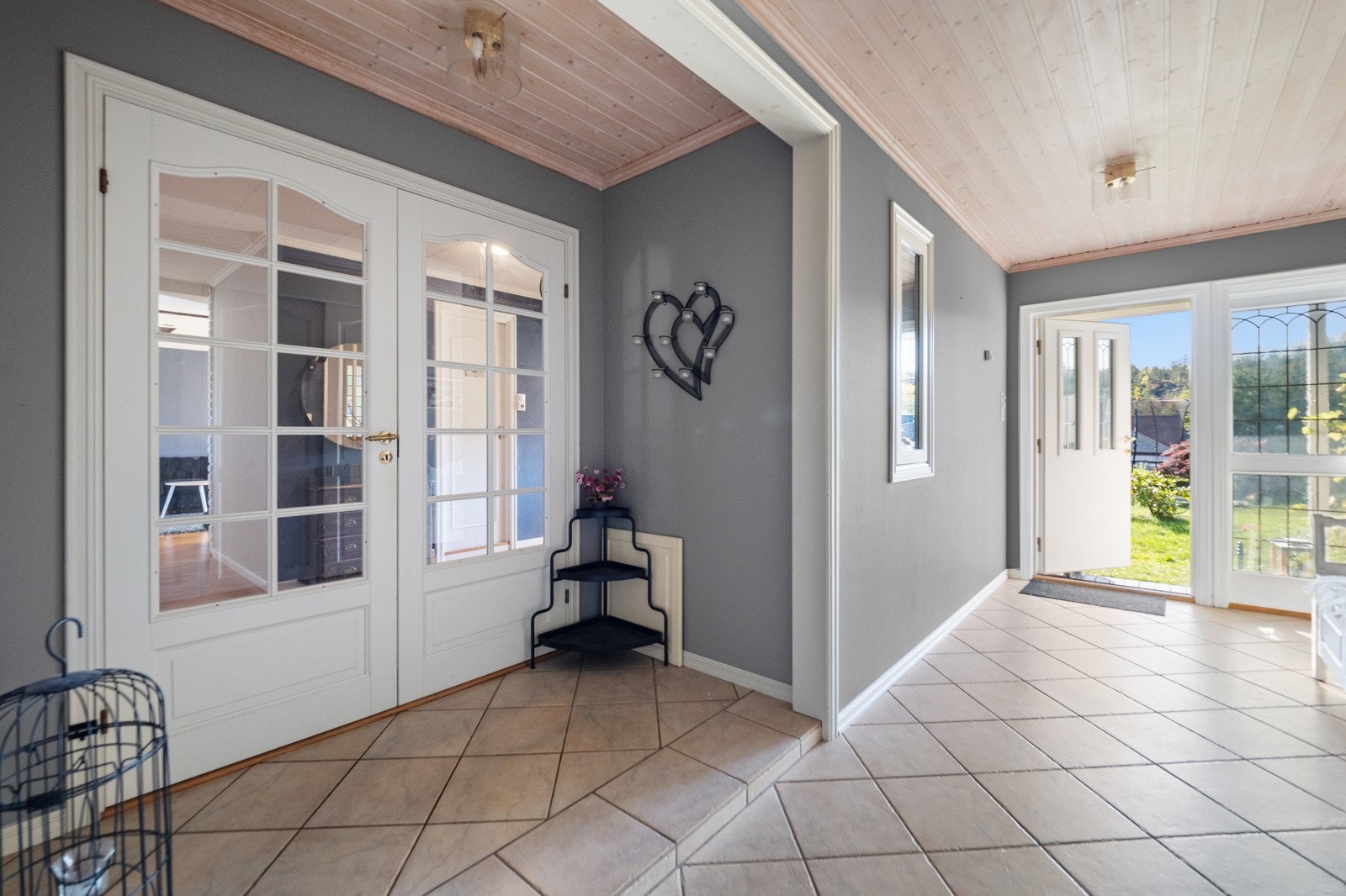 Boligen har en romslig entré/gang med varme i gulvet Galleribilde