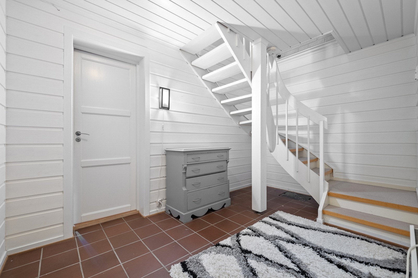 Underetasje med blant annet kjellerstue, bad/badstue, toalettrom og vaskerom Galleribilde