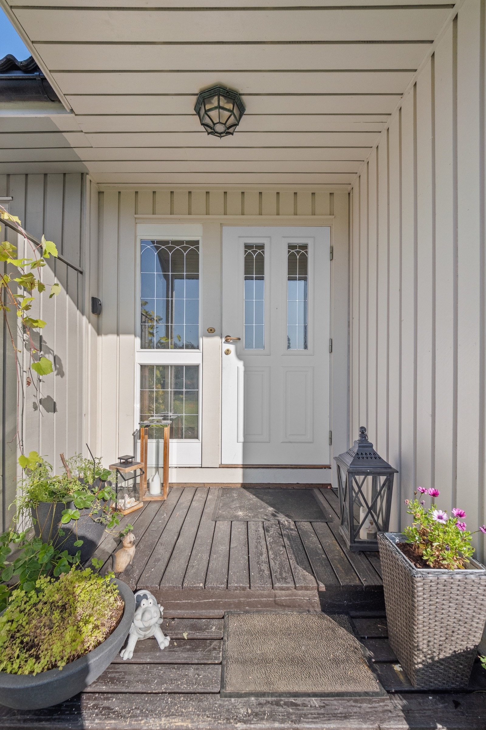 Adkomst via overbygd inngangsparti Galleribilde