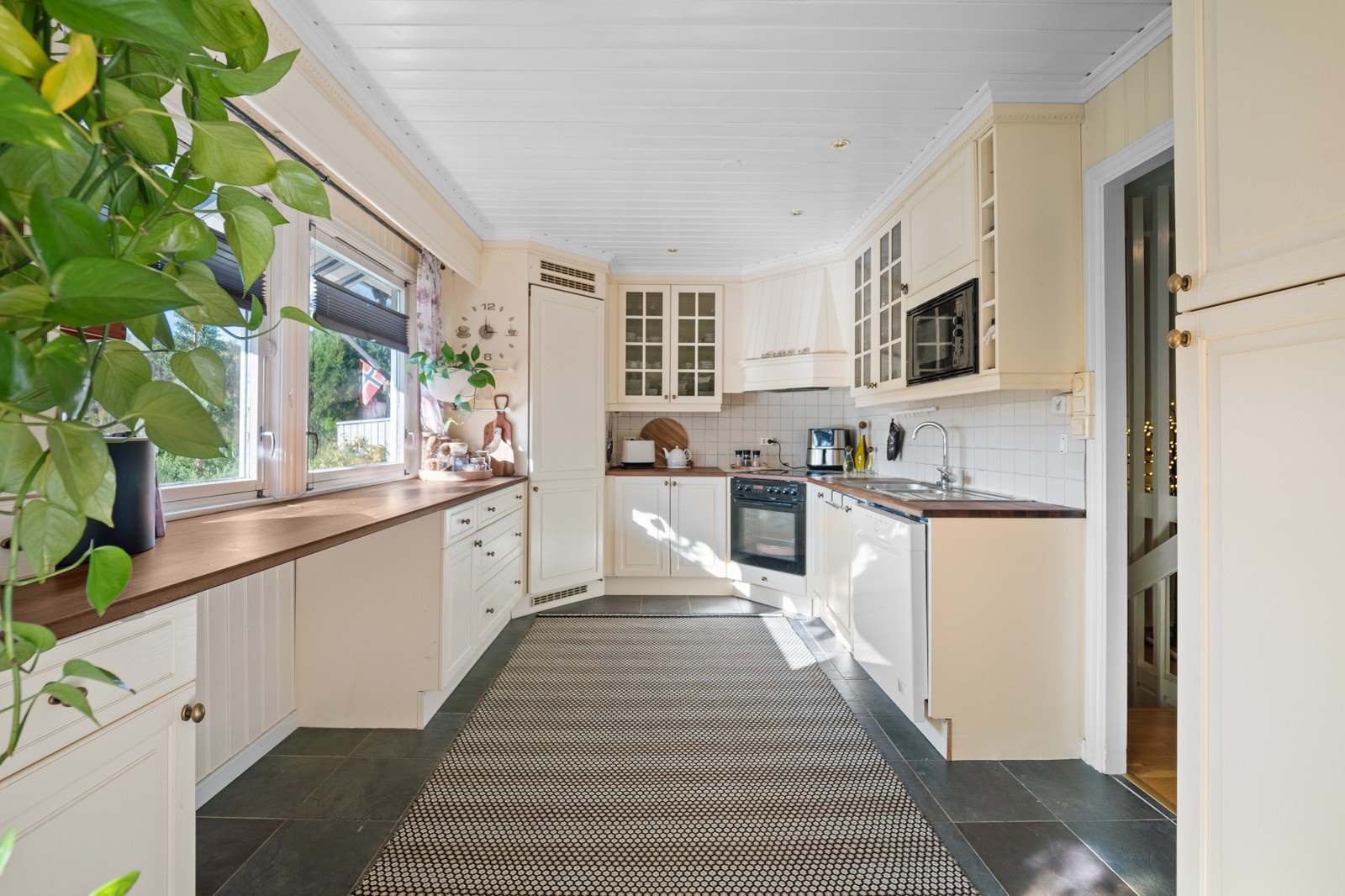 Kjøkkenet har mye skap- og benkeplass - Flislagt gulv med varme Galleribilde