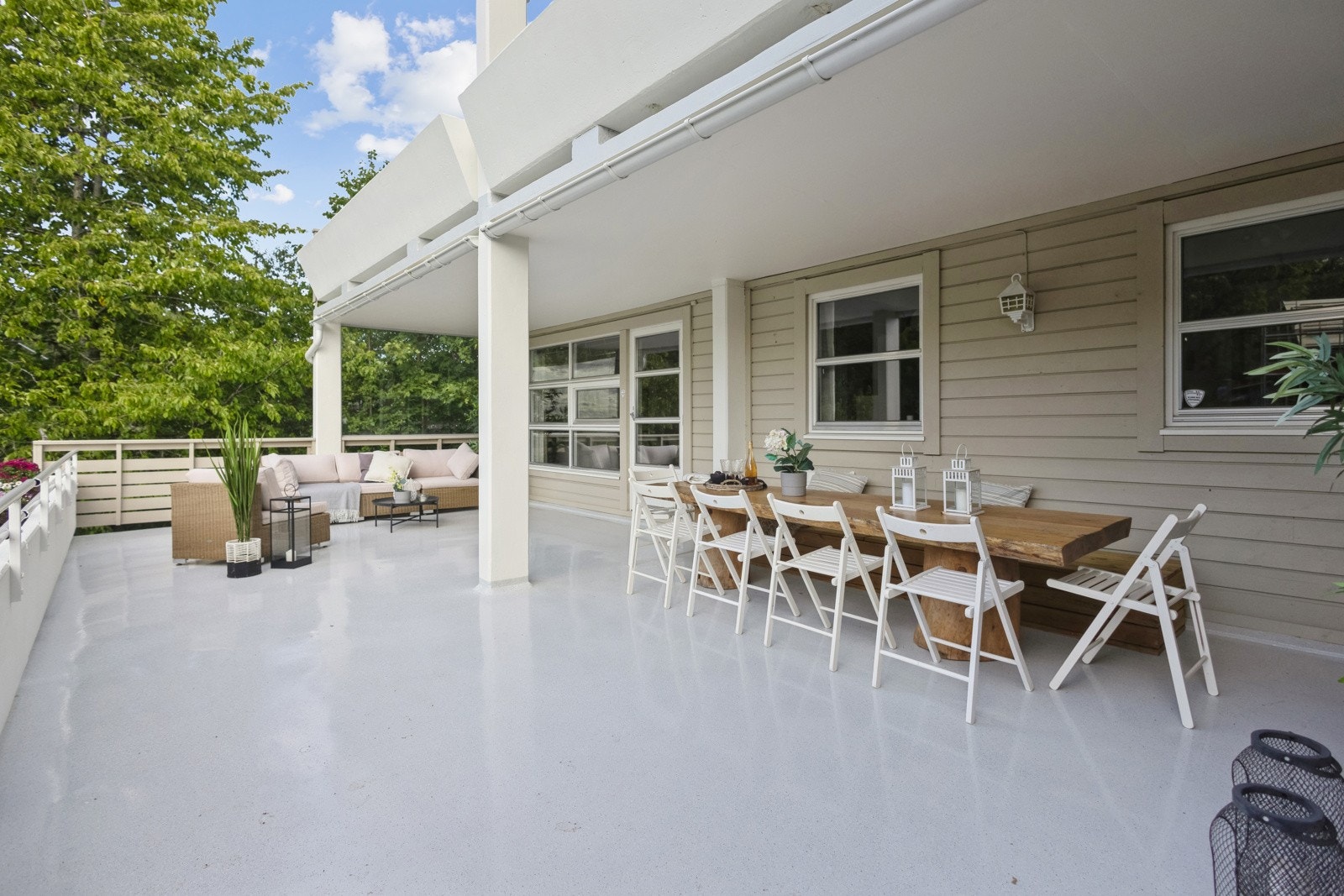 Stor, vestvendt terrasse (45 m²) - god plass til spisebord, sofagruppe, grill etc. Galleribilde