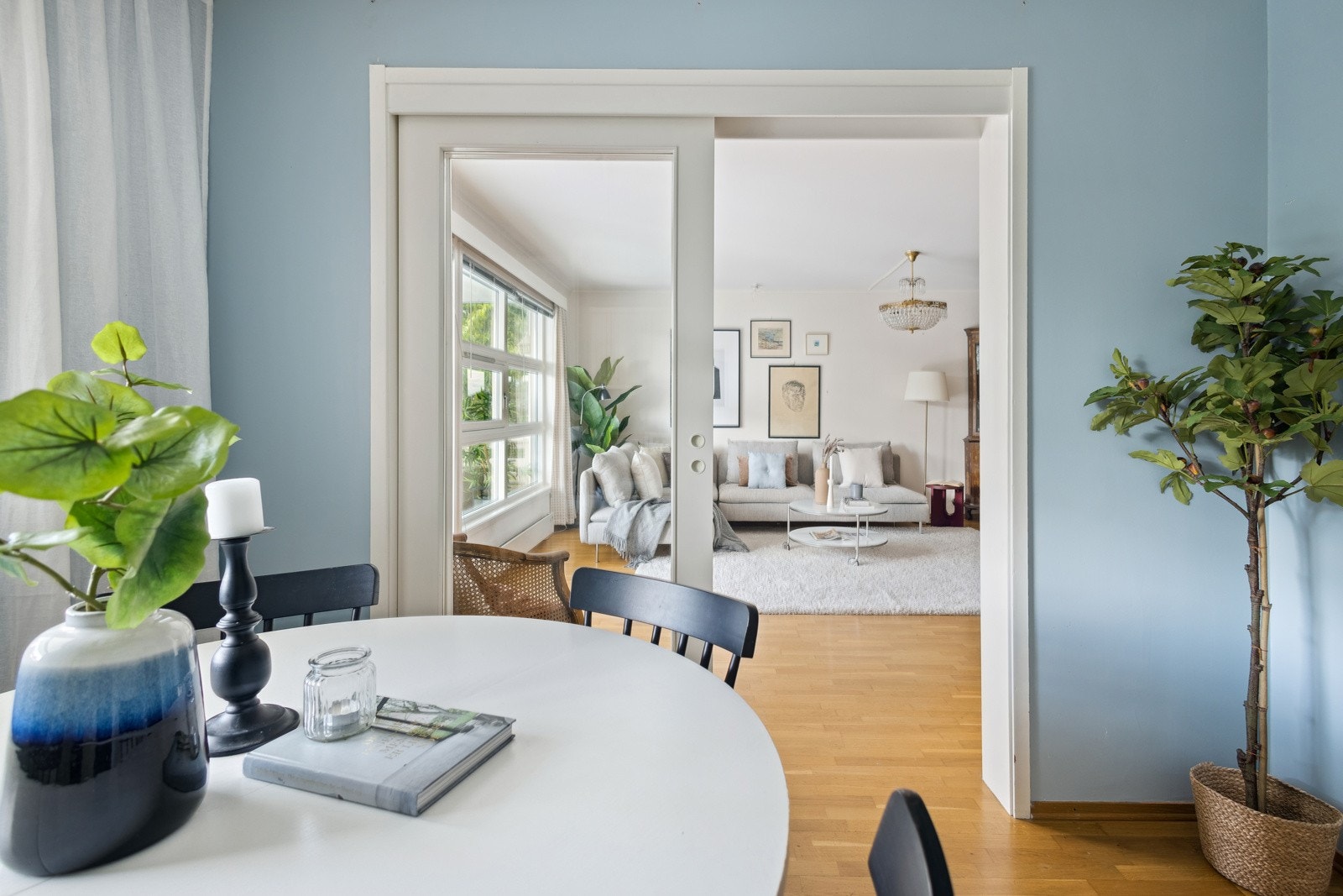 Skyvedør i glass mellom stue og kjøkken Galleribilde