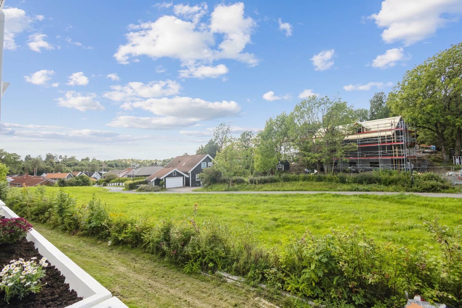 Åpen og fin beliggenhet med utsyn over nærområdet - og lite innsyn Galleribilde