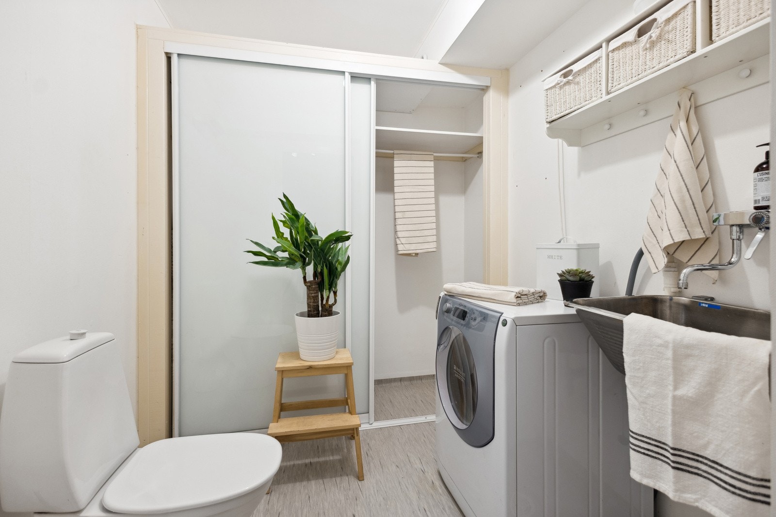 Praktisk vaskerom med wc Galleribilde