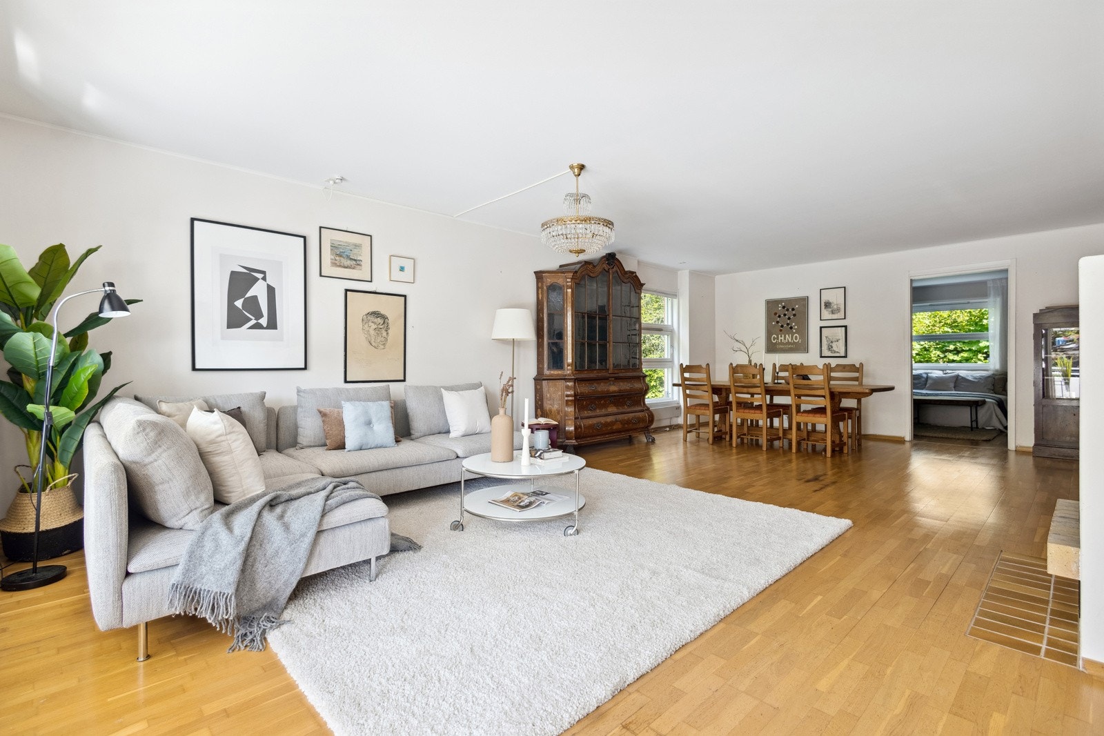 Et sosialt og åpent oppholdsrom med kjøkken, stue og spisestue Galleribilde