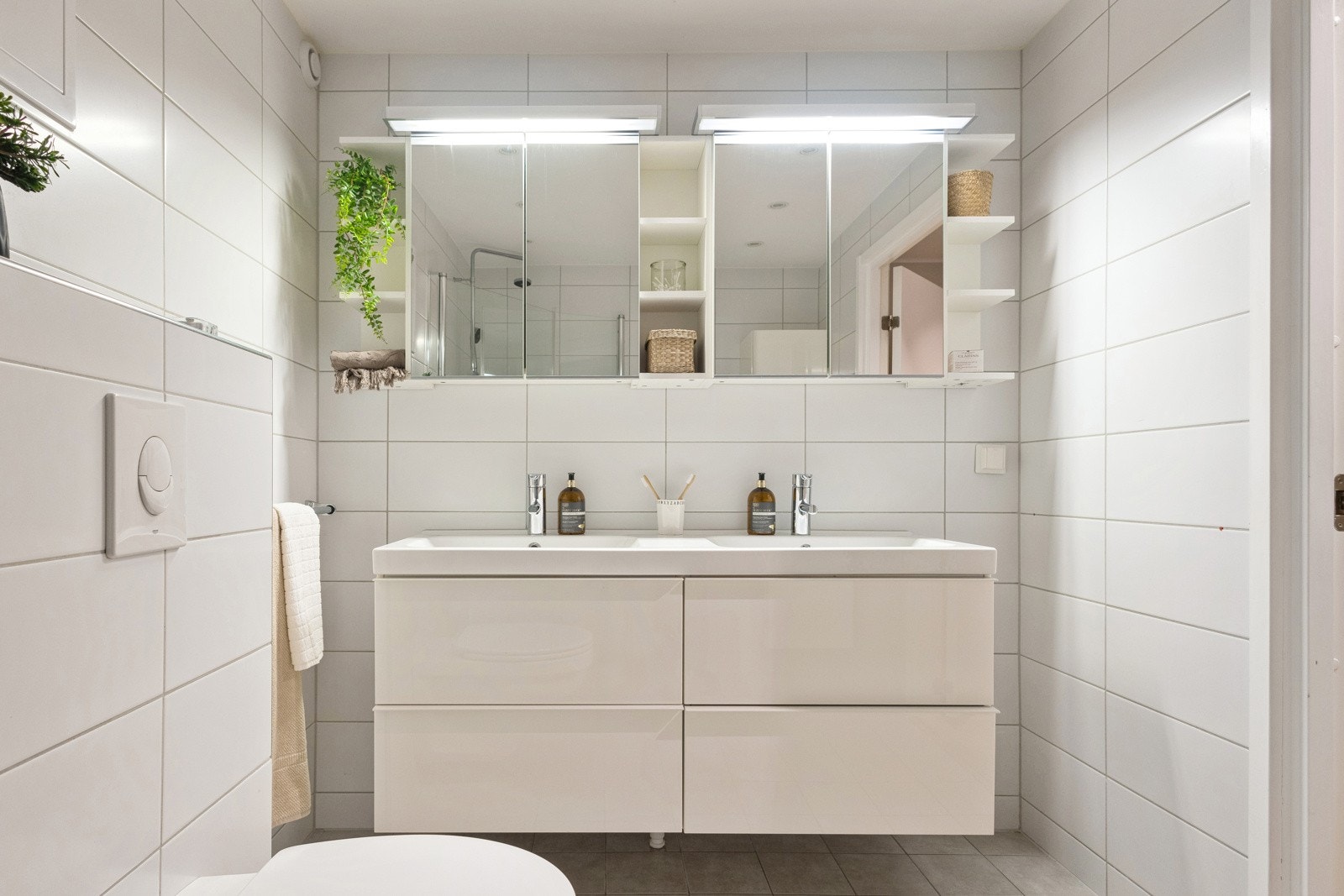 Dobbel servantinnredning med speilskap Galleribilde