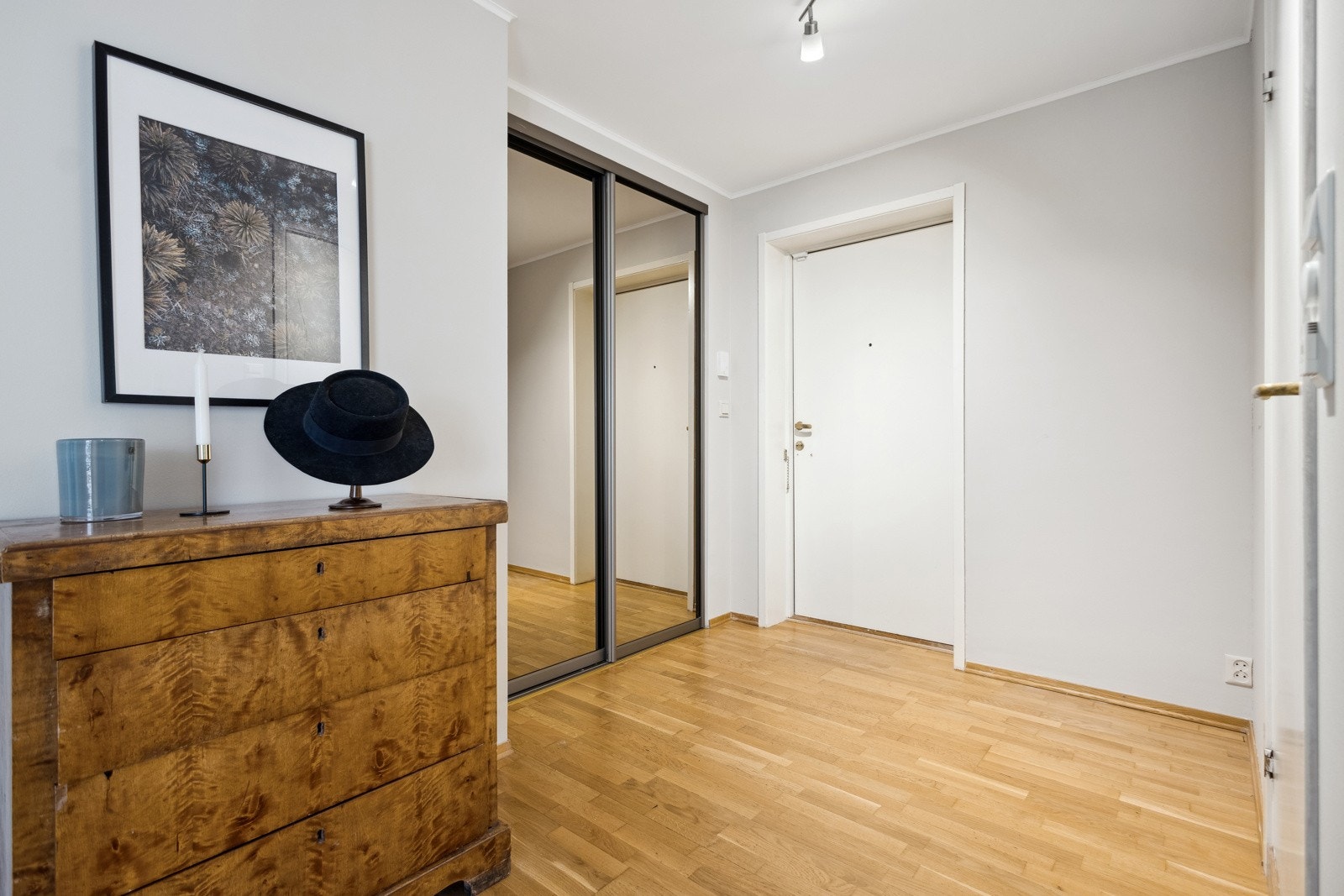 Entre med skyvedørsgarderobe Galleribilde