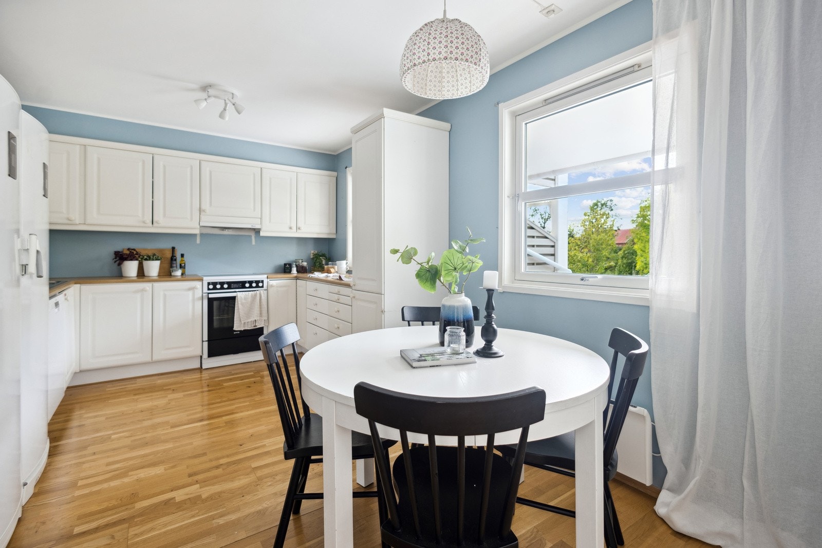 Et funksjonelt og effektivt innredet kjøkken Galleribilde