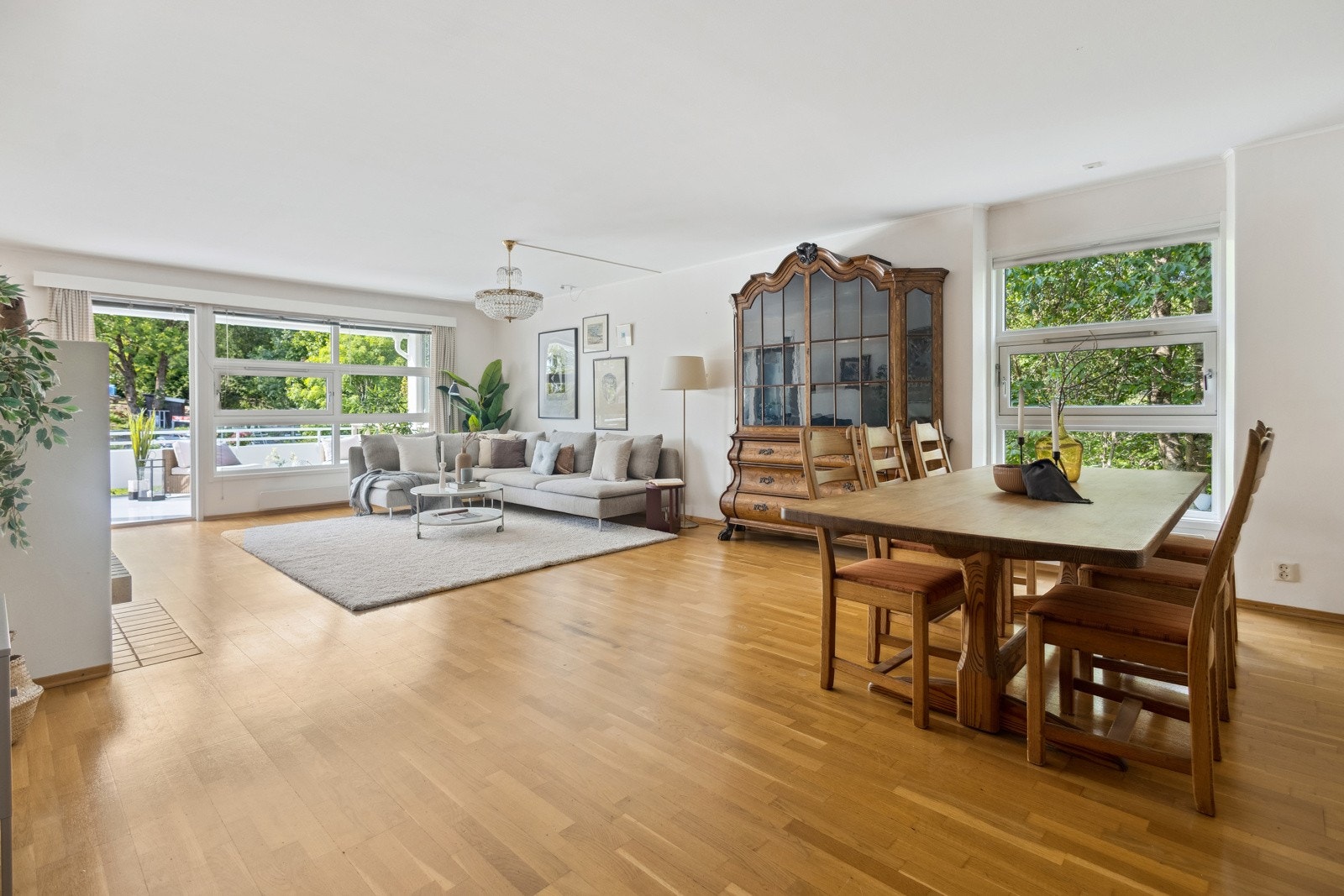 En romslig leilighet med åpen og luftig planløsning Galleribilde