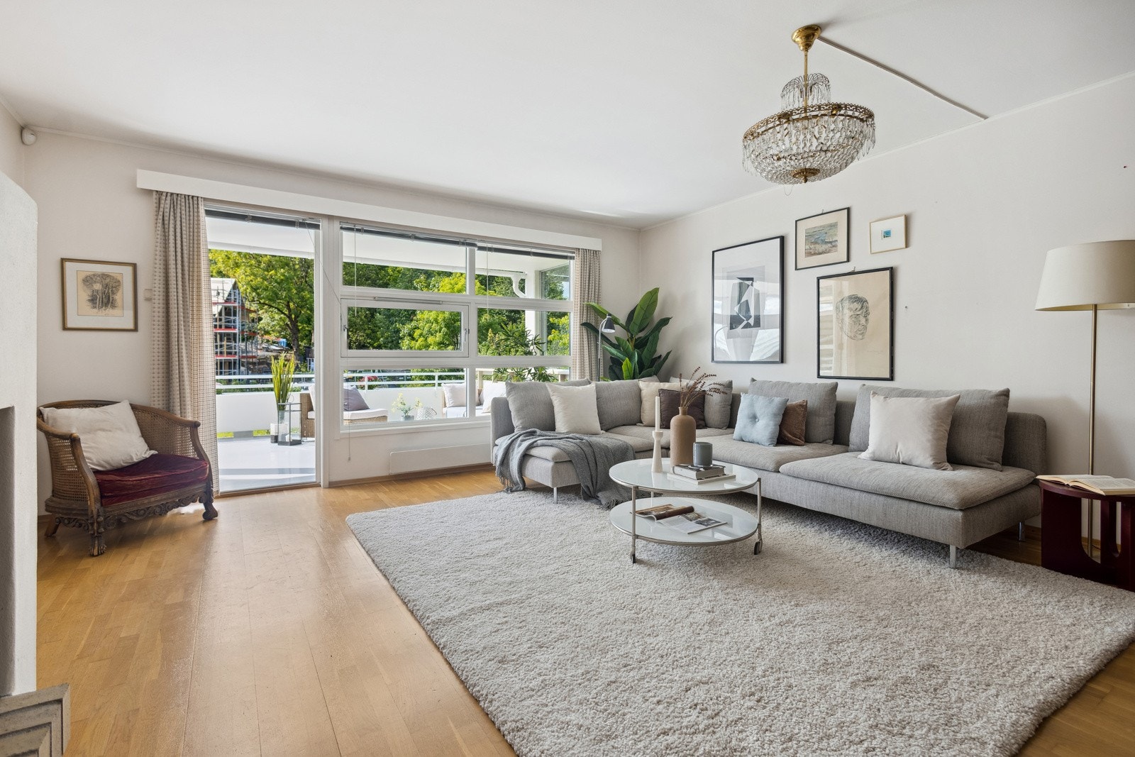 Utgangsdør til en stor, deilig uteplass med gode solforhold Galleribilde