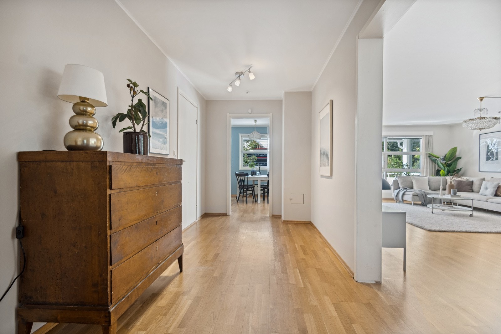 Gang - mot kjøkken og stue, vaskerom bak dør til venstre Galleribilde