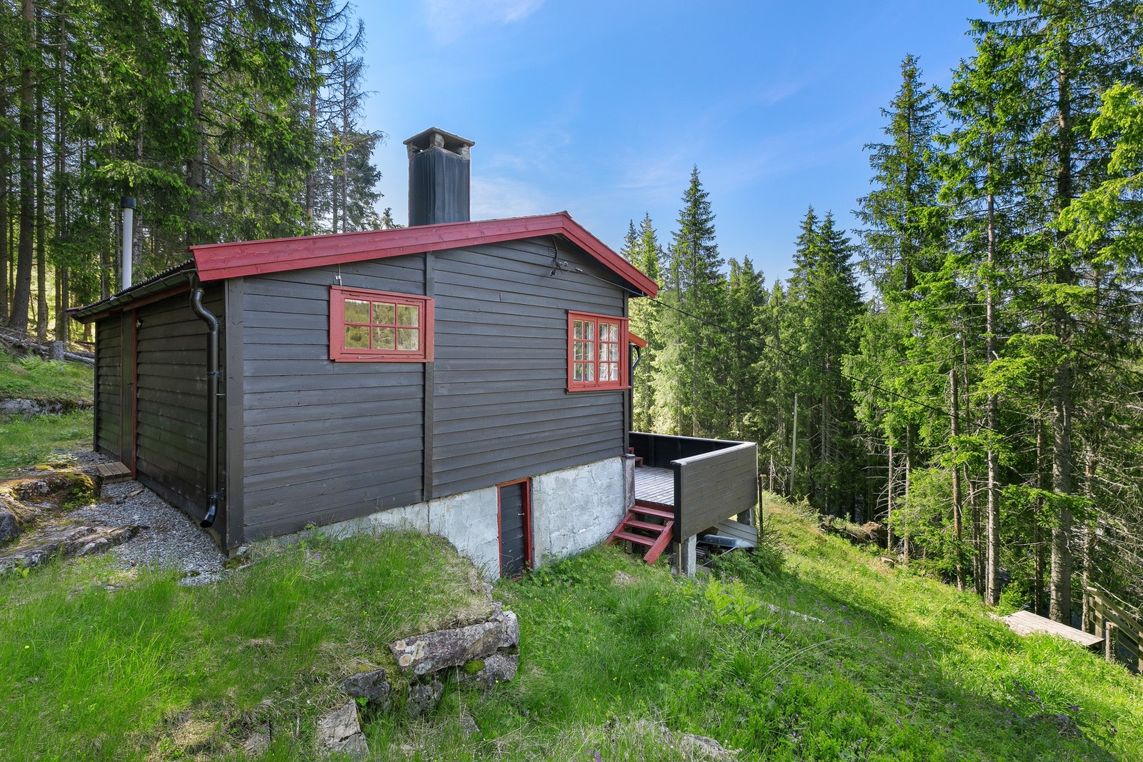 Hytta har en solrik terrasse på ca. 7 kvm og stort uteområde. Galleribilde