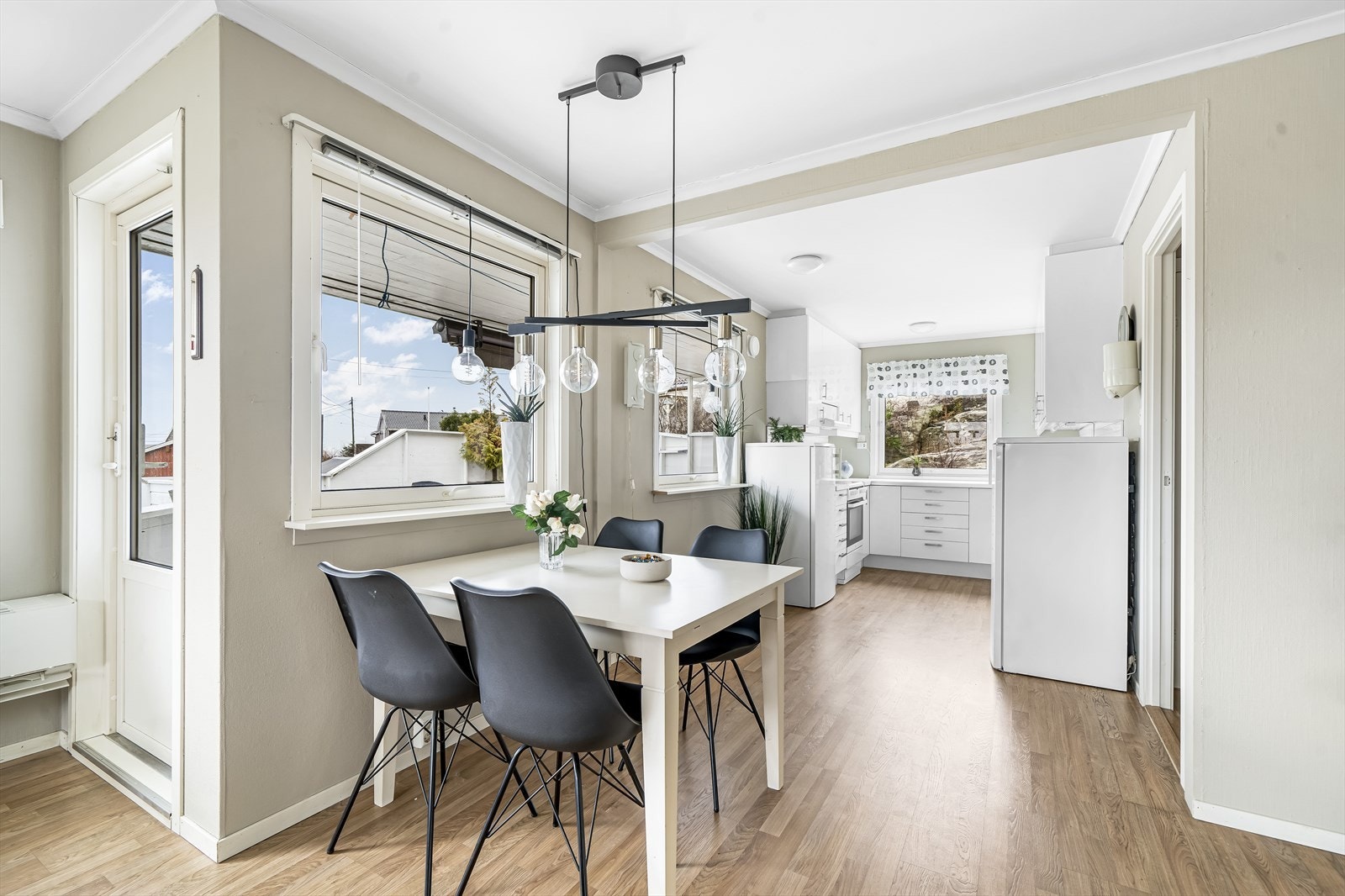 Spisestue mot kjøkken. Galleribilde