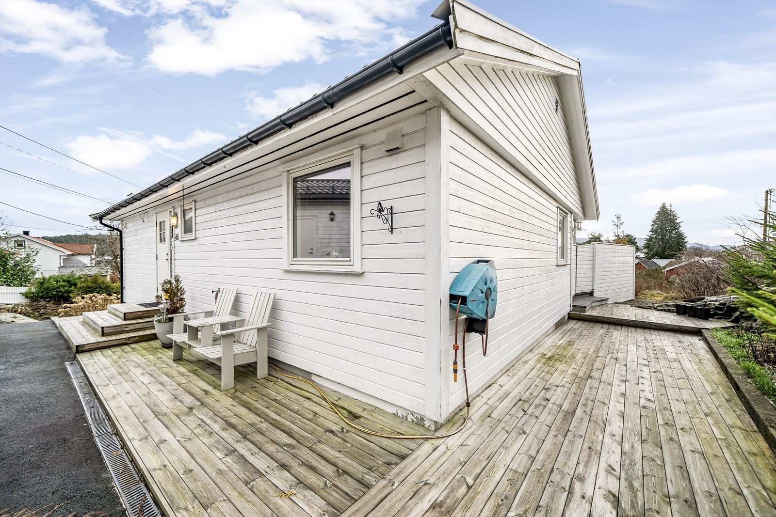 Terrasse ved inngangsparti og ved siden av boligen. Galleribilde