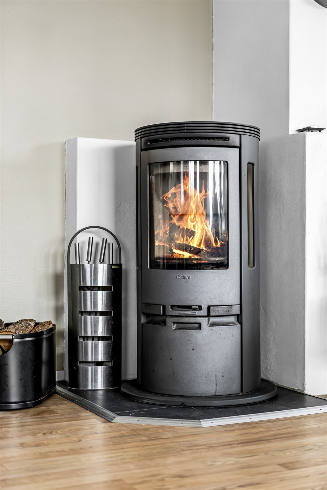 Koselig vedovn i stue. Galleribilde