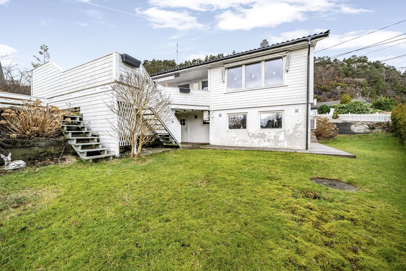 Hage og fasade på fremsiden av boligen. Galleribilde