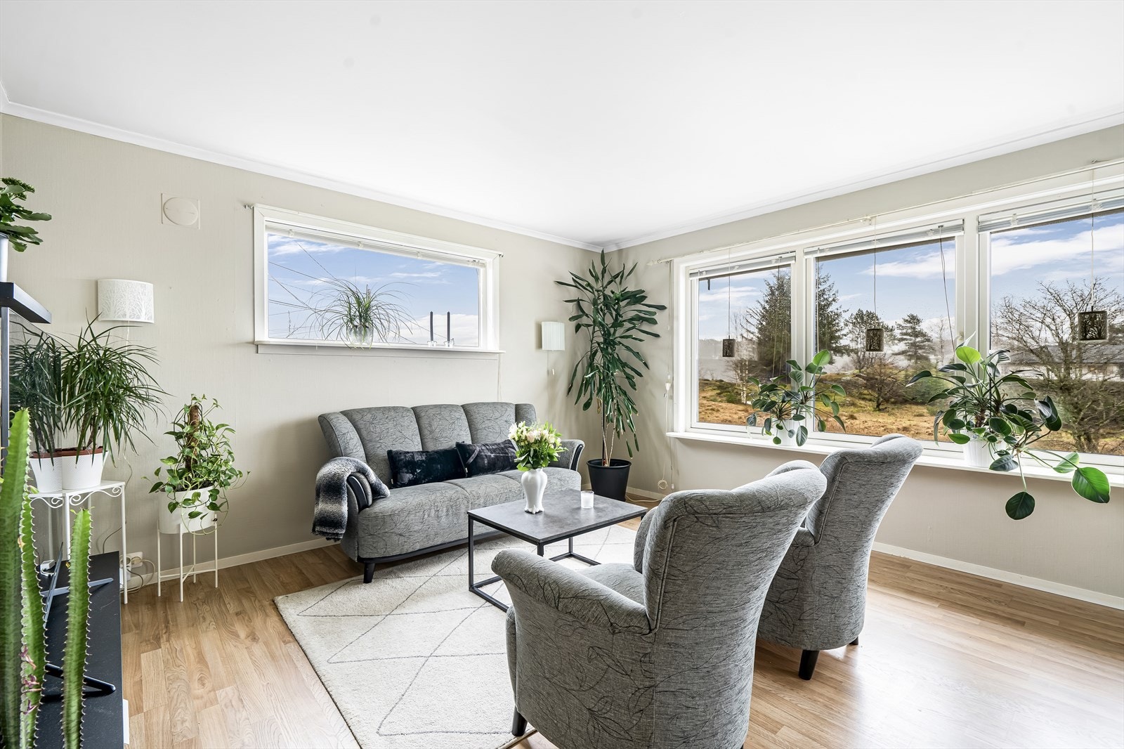 Store vindusflater gir mye naturlig lys. Galleribilde