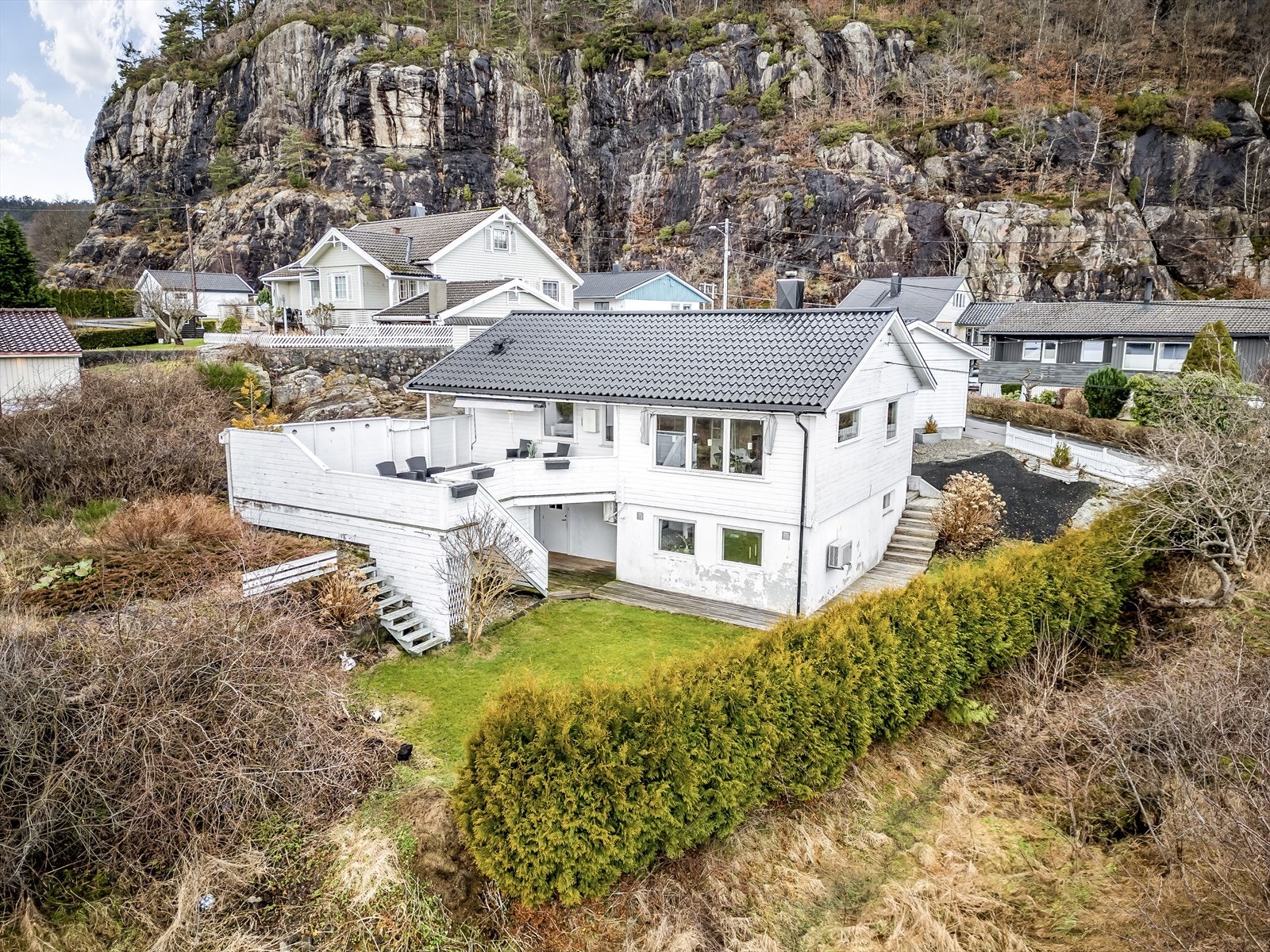 Solrik veranda og skjermet hage. Galleribilde