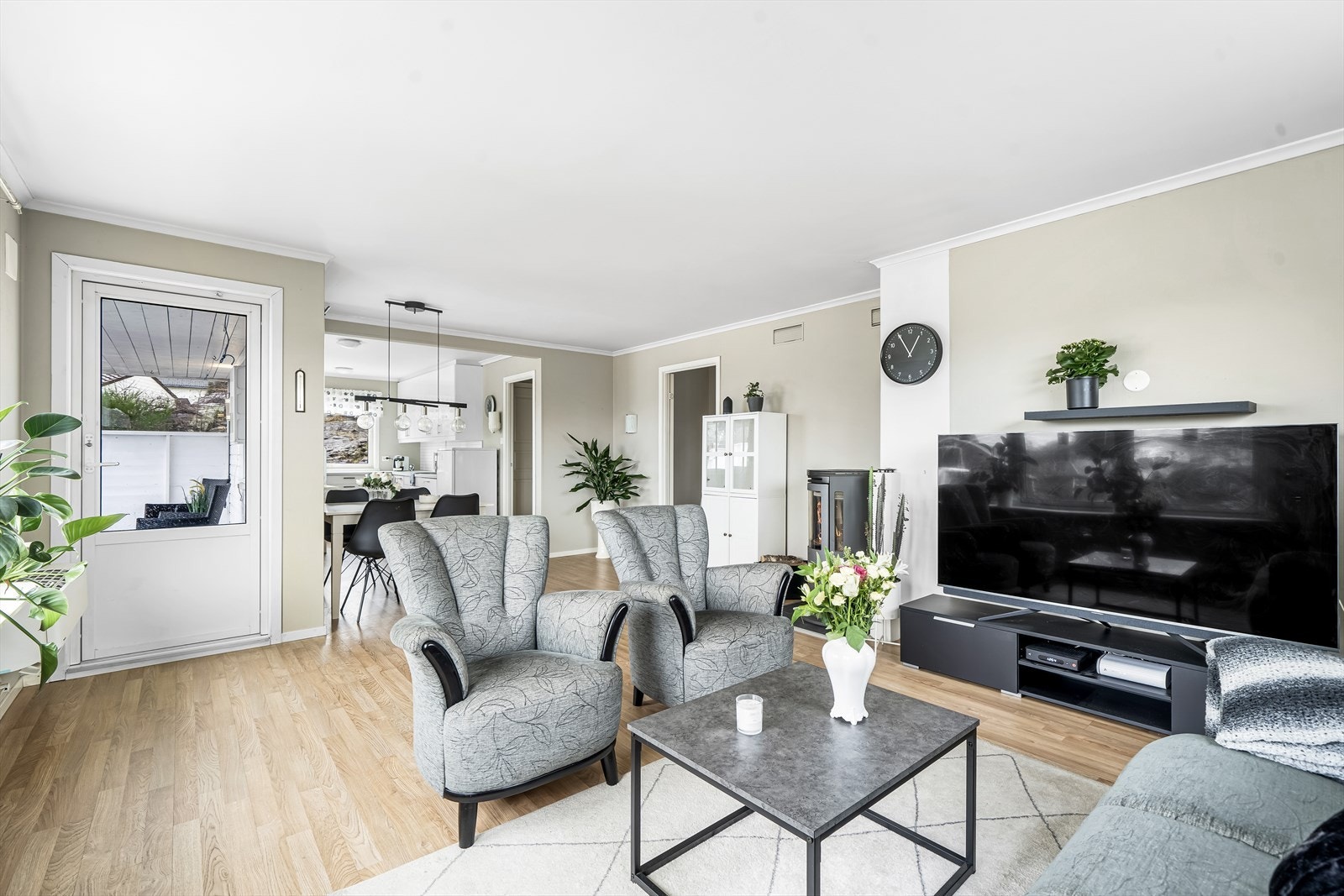 Stue med åpen kjøkkenløsning. Galleribilde