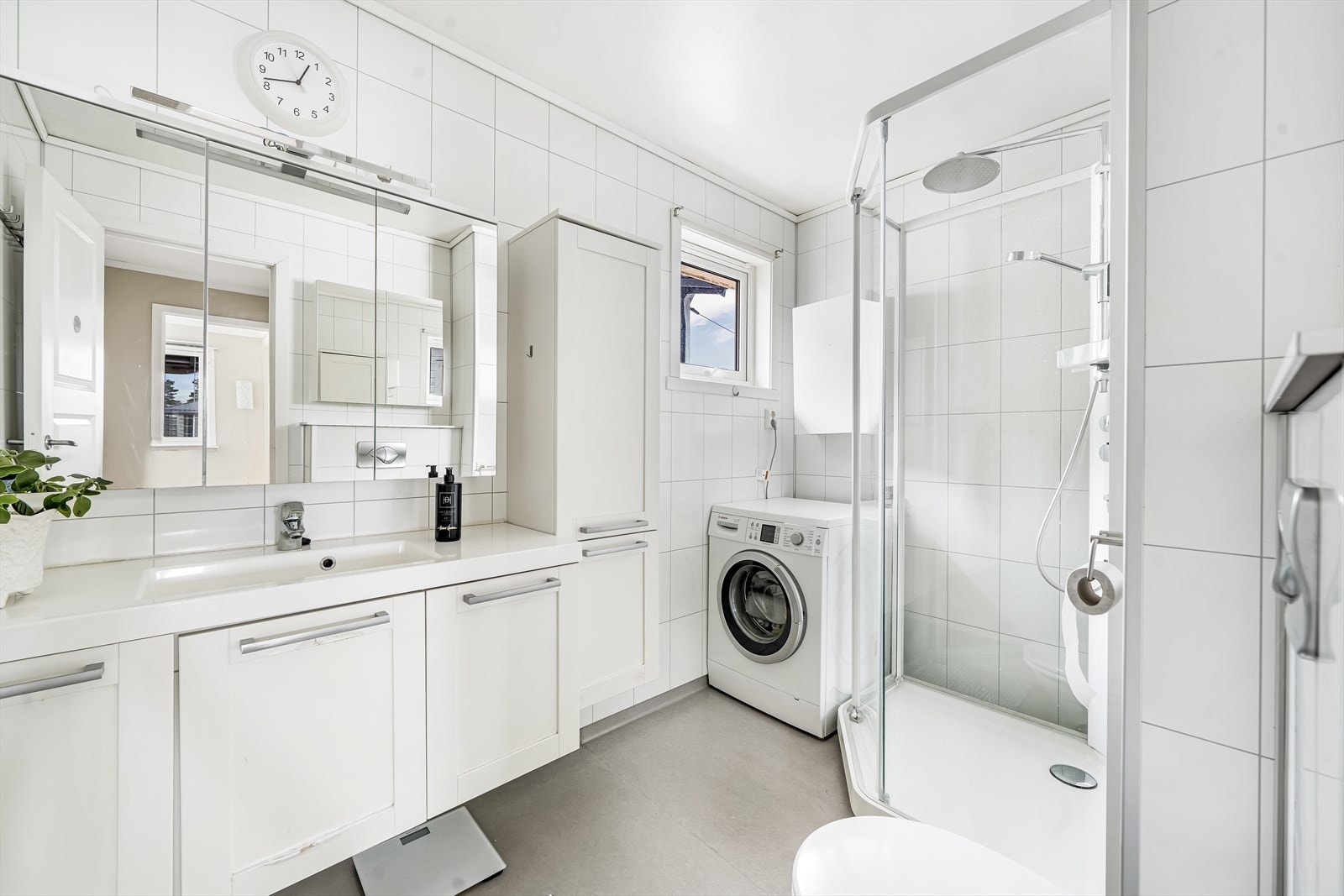 Bad i hovedetasje med opplegg for vaskemaskin. Galleribilde