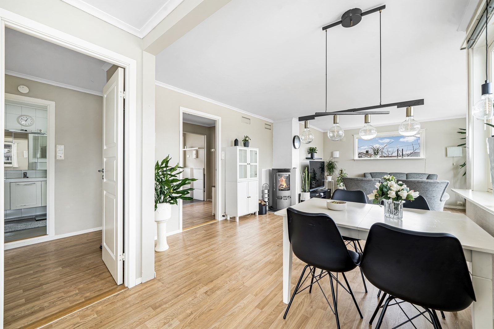 Spisestue i nærheten av kjøkken. Galleribilde