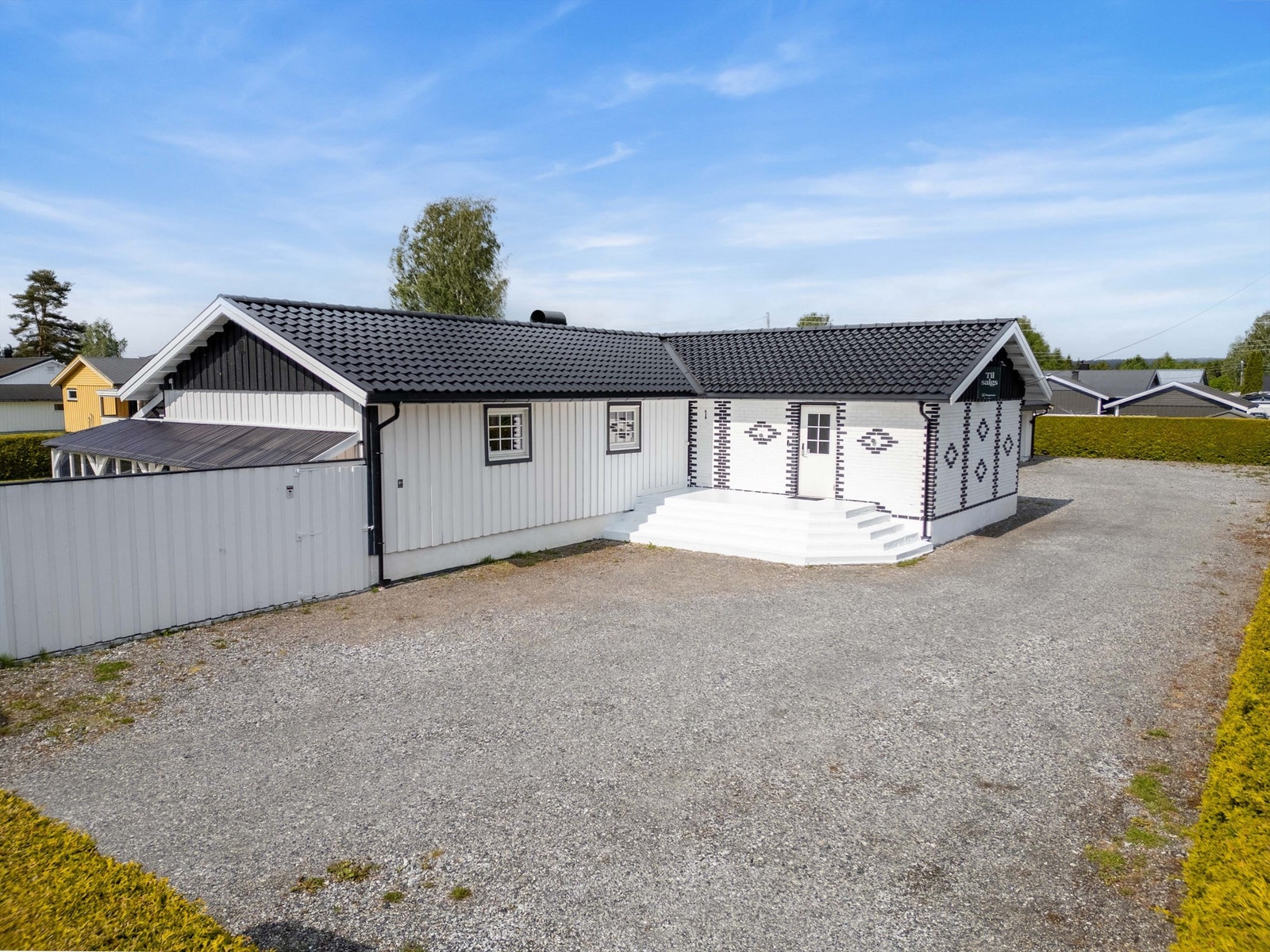 Romslig gårdsplass med nok av biloppstillingsplasser. Galleribilde