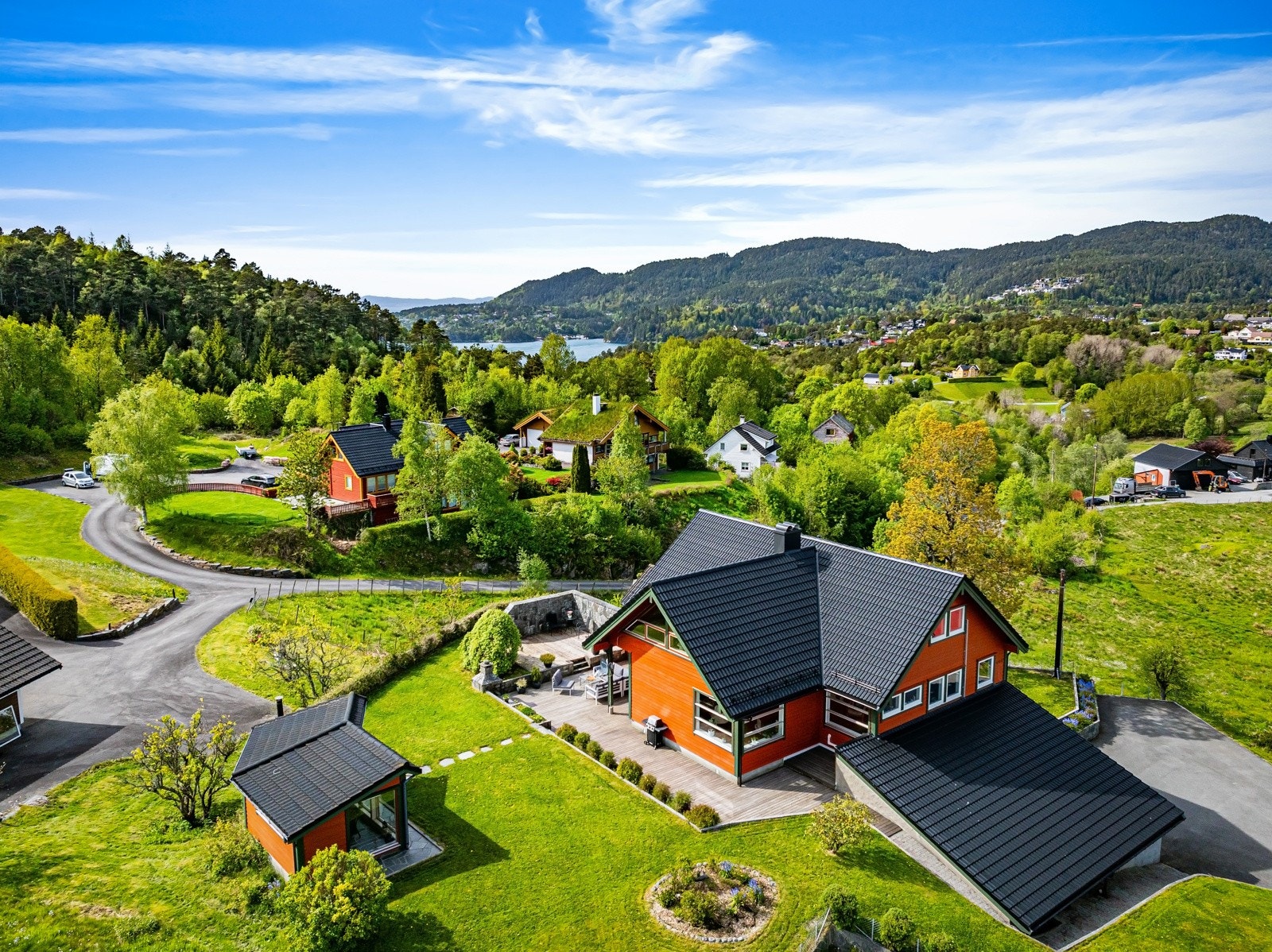 Velkommen til Lepsøyvegen 107! Enebolig med godkjent utleiedel, stor hage med gode solforhold og nærhet til skoler og barnehager! Galleribilde