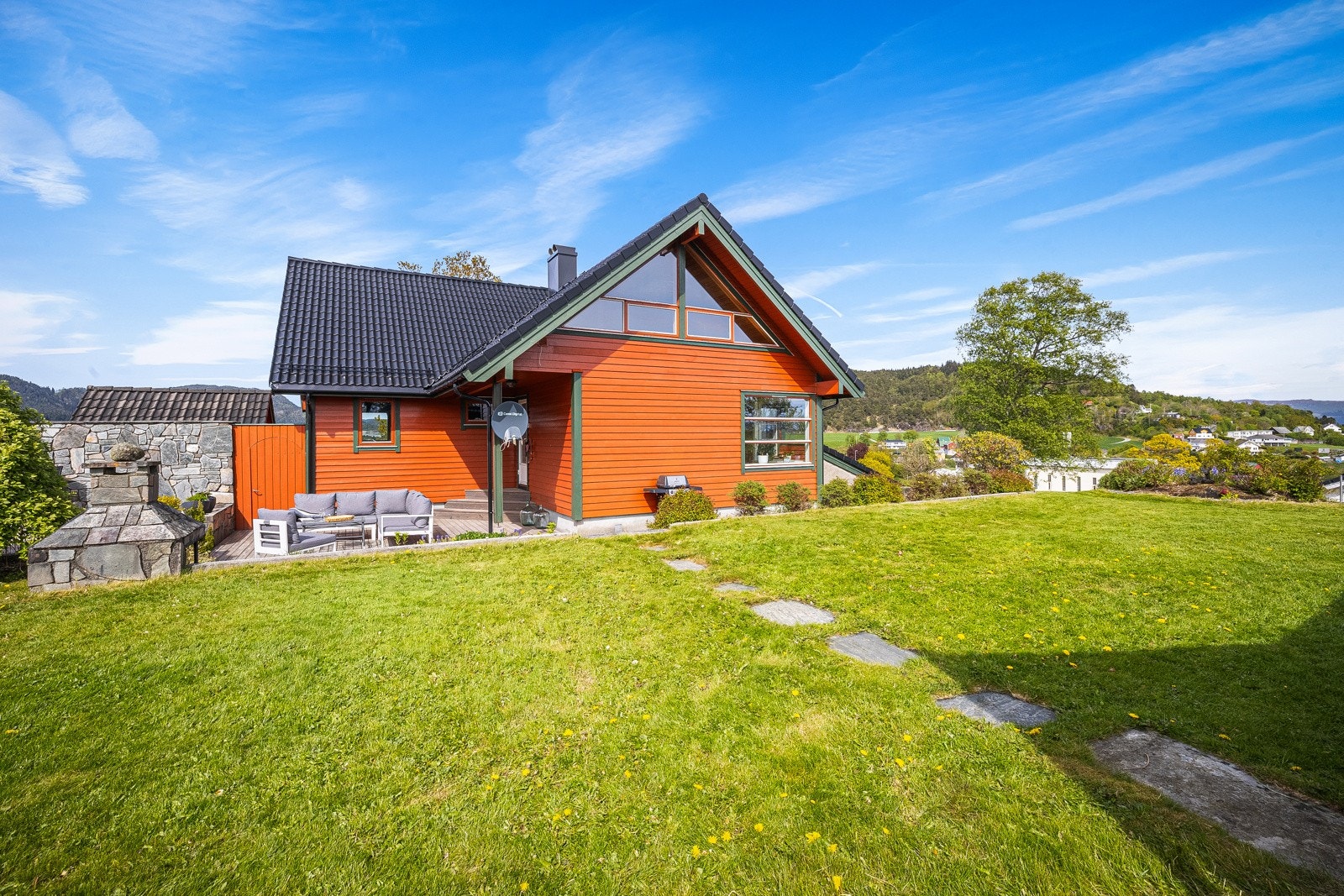 Eiendommen har en velholdt og romslig plen. Perfekt for sommerselskaper, grilling og utendørs lek Galleribilde
