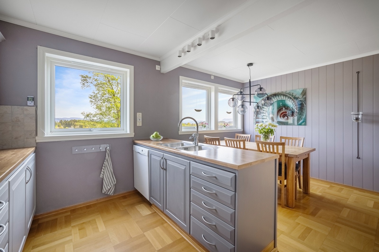 Kjøkkenet er utstyrt med kjøleskap, oppvaskmaskin, platetopp, stekeovn og kjøkkenventilator med avtrekk ut Galleribilde