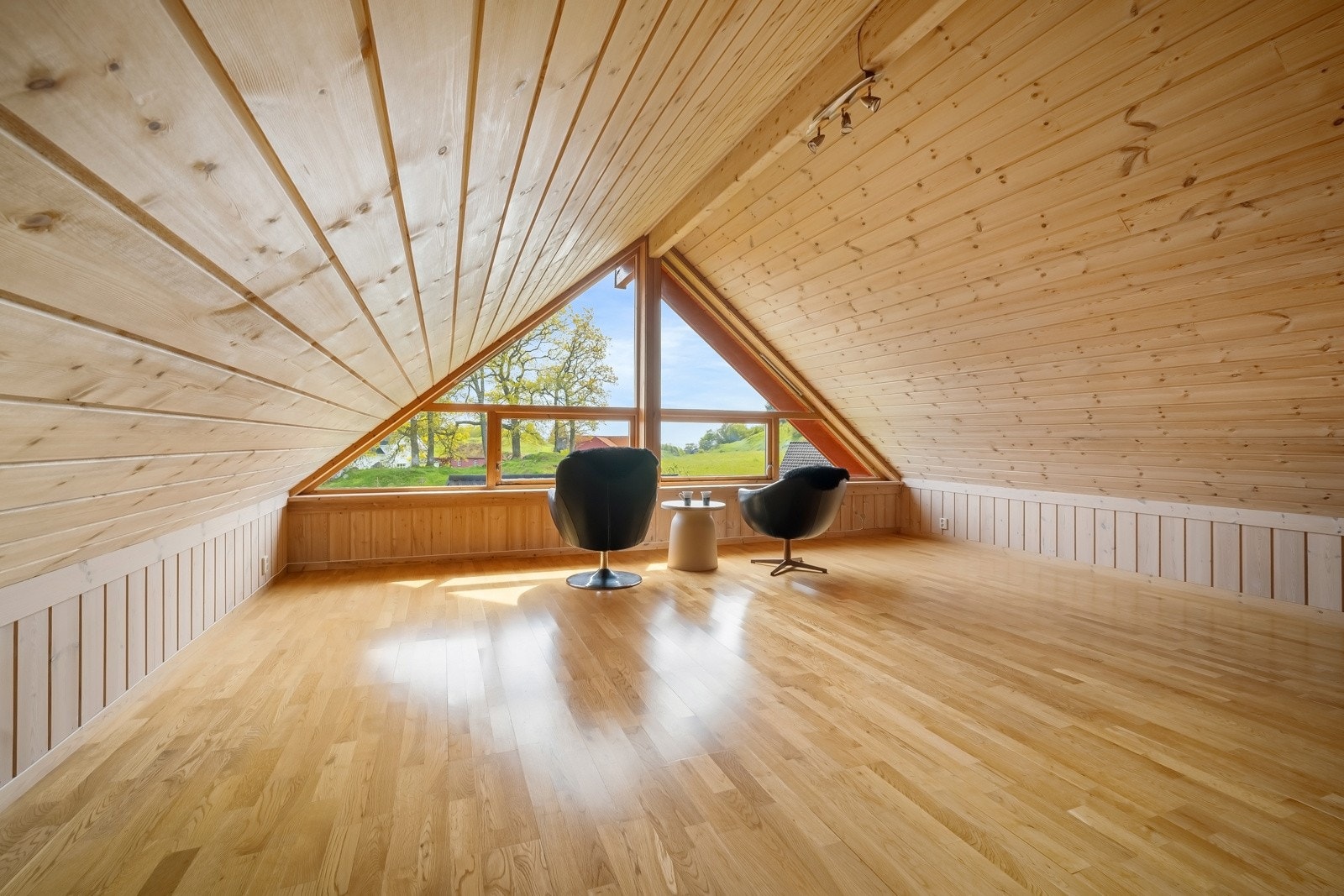 Loftstue med god plass til sofa og diverse innredning. Loftstuen passer også ypperlig som en ekstra tv-stue Galleribilde