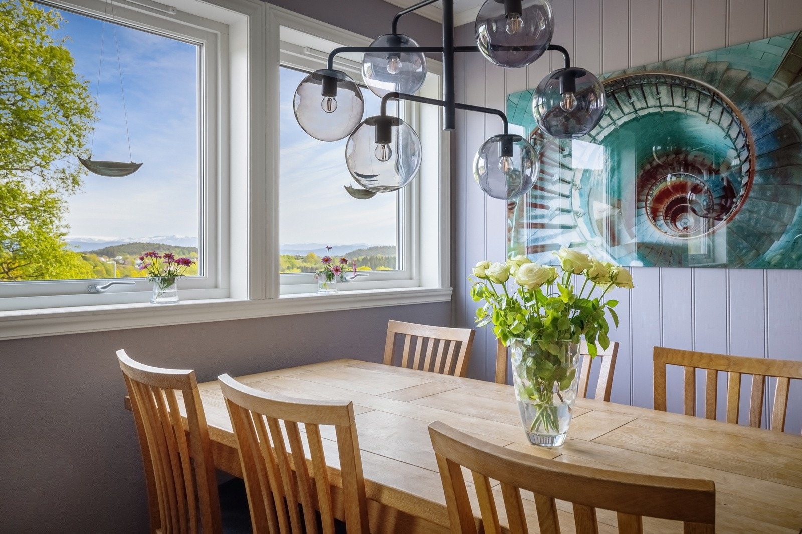 Det er flott utsikt over nærområdet fra kjøkkenet Galleribilde