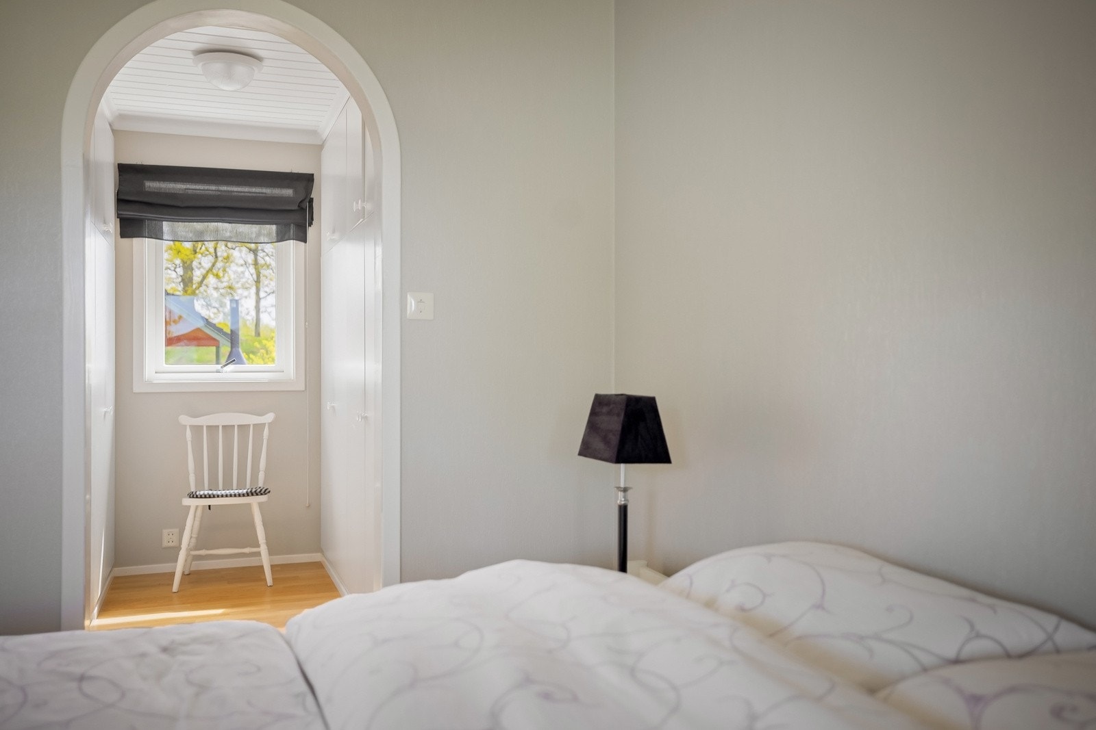 Soverommet har egen walk-in garderobe med god plass til oppbevaring av klær Galleribilde