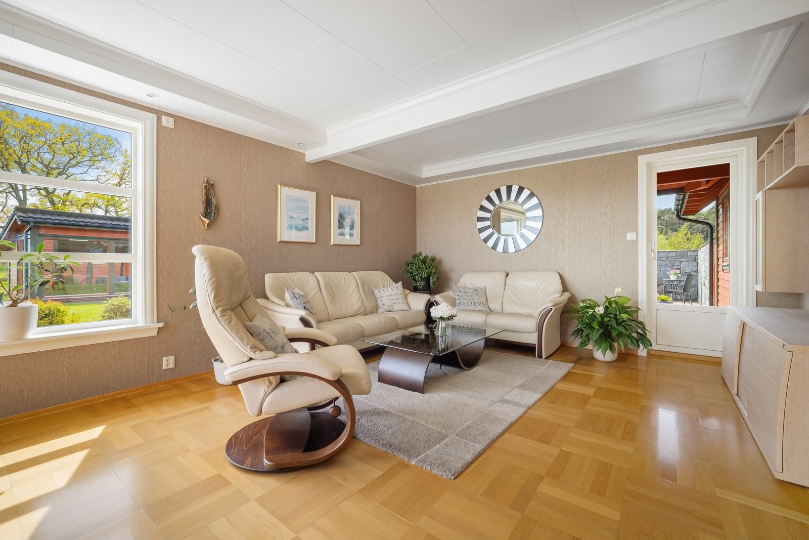 Fra stuen har en egen utgang til uteområdet og terrassen Galleribilde