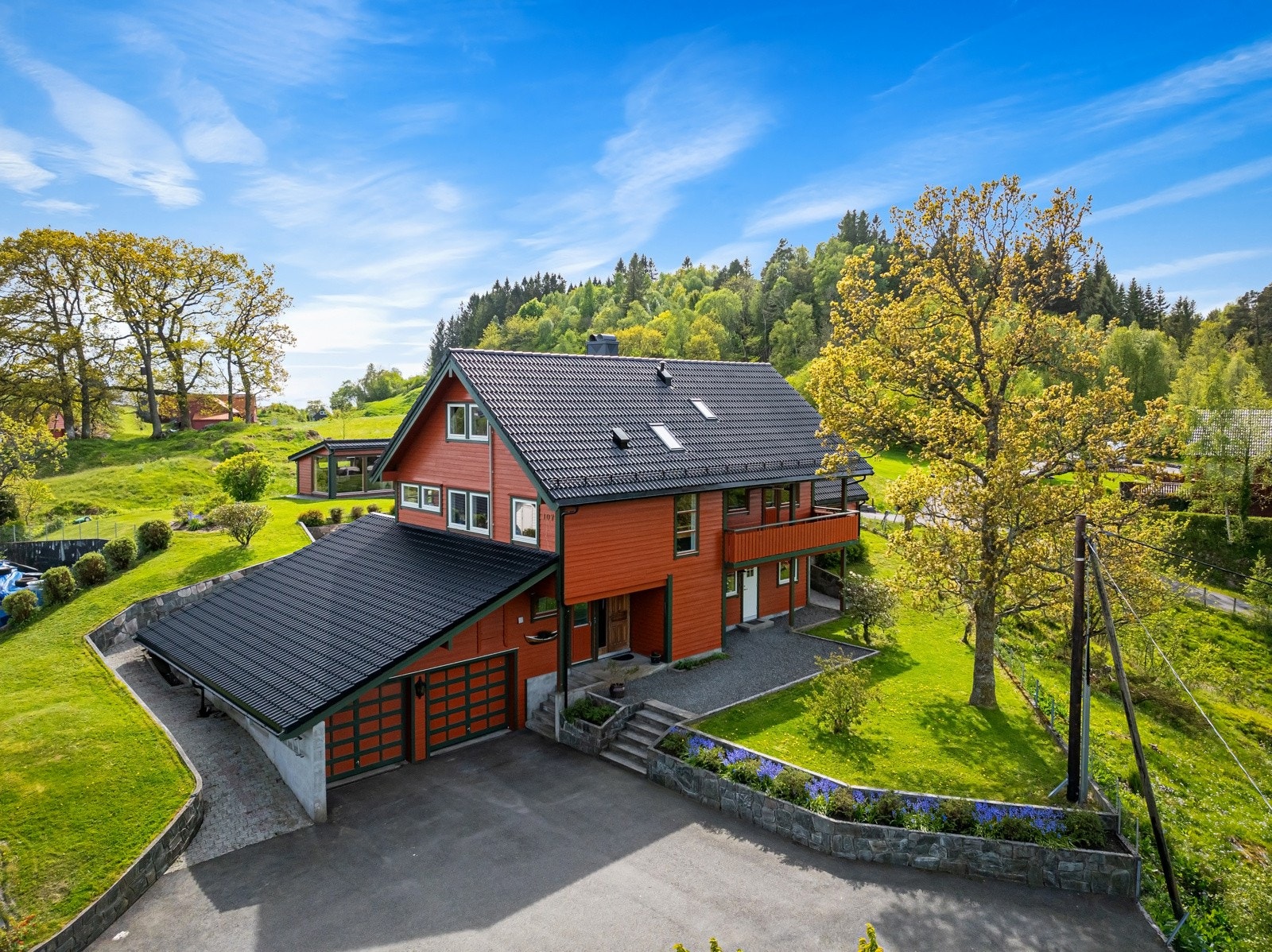 Boligen har en fantastisk og naturskjønn beliggenhet med flotte utearealer! Galleribilde
