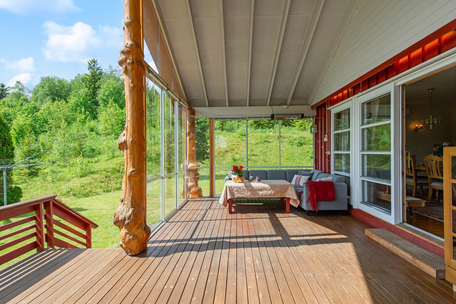 Nyt varme og solfylte sommerdager på den romslige terrassen Galleribilde