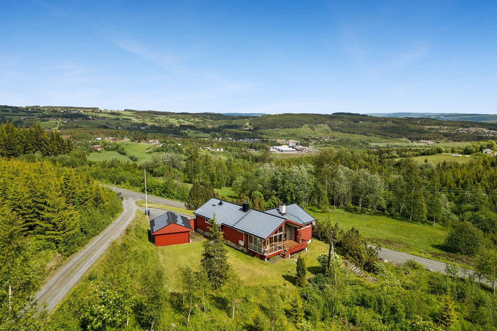 For et bredere utvalg av butikker, restauranter og kulturtilbud, ligger Gjøvik sentrum også kun en kort kjøretur unna. Galleribilde